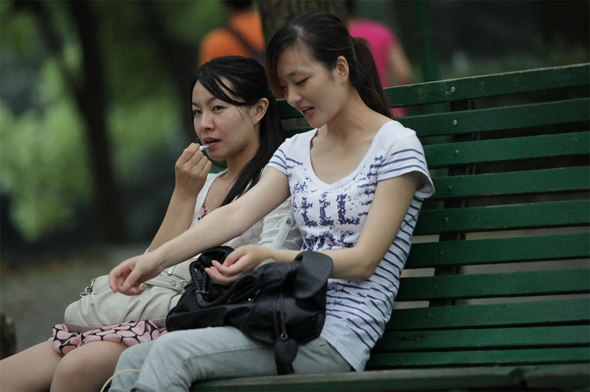 图片[2]-踏青公园街拍系列No.465 清瘦姑娘略带肉感的白净素足-日更街拍