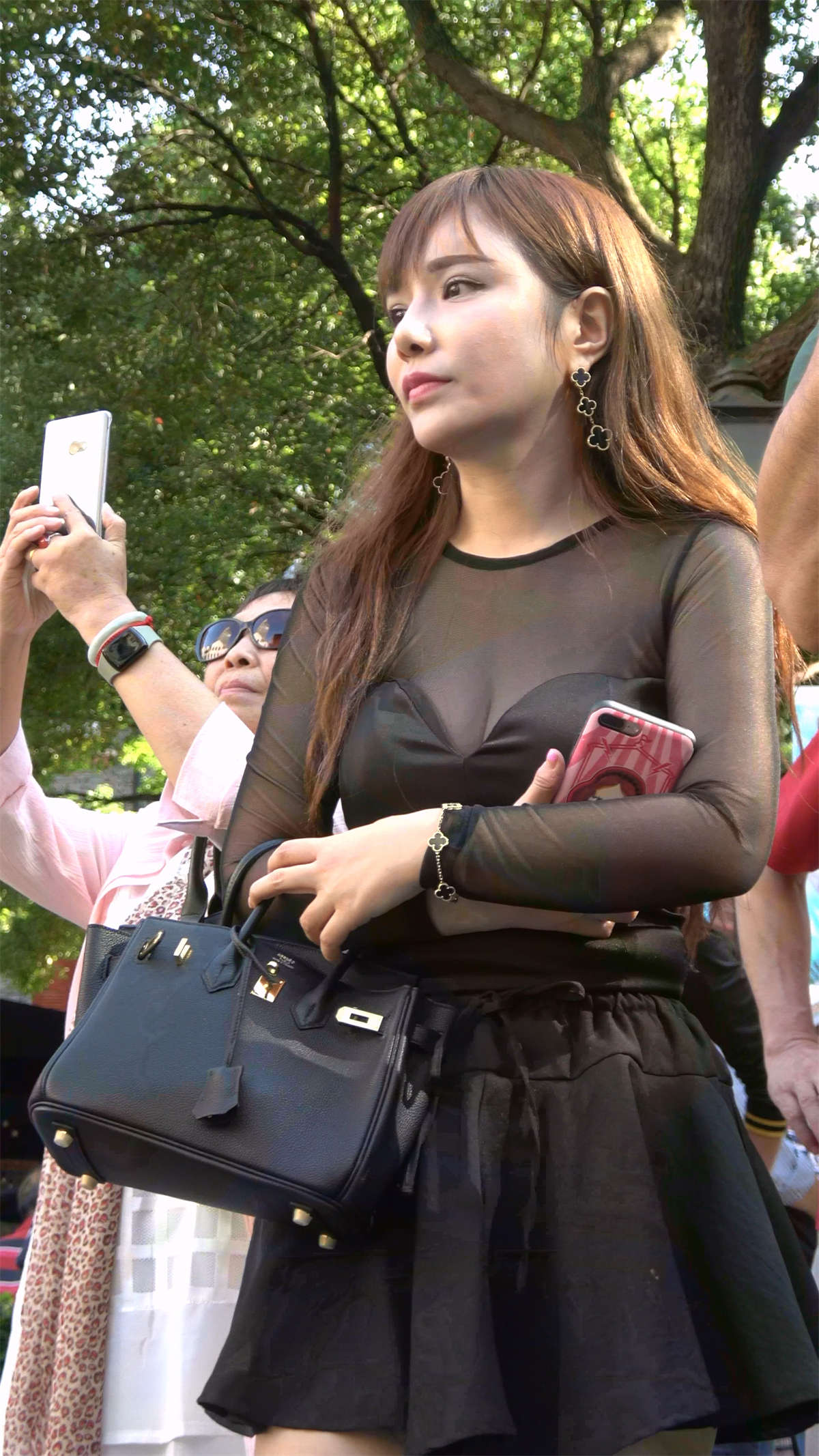 图片[2]-性感短裙粉色高跟美女少妇-日更街拍