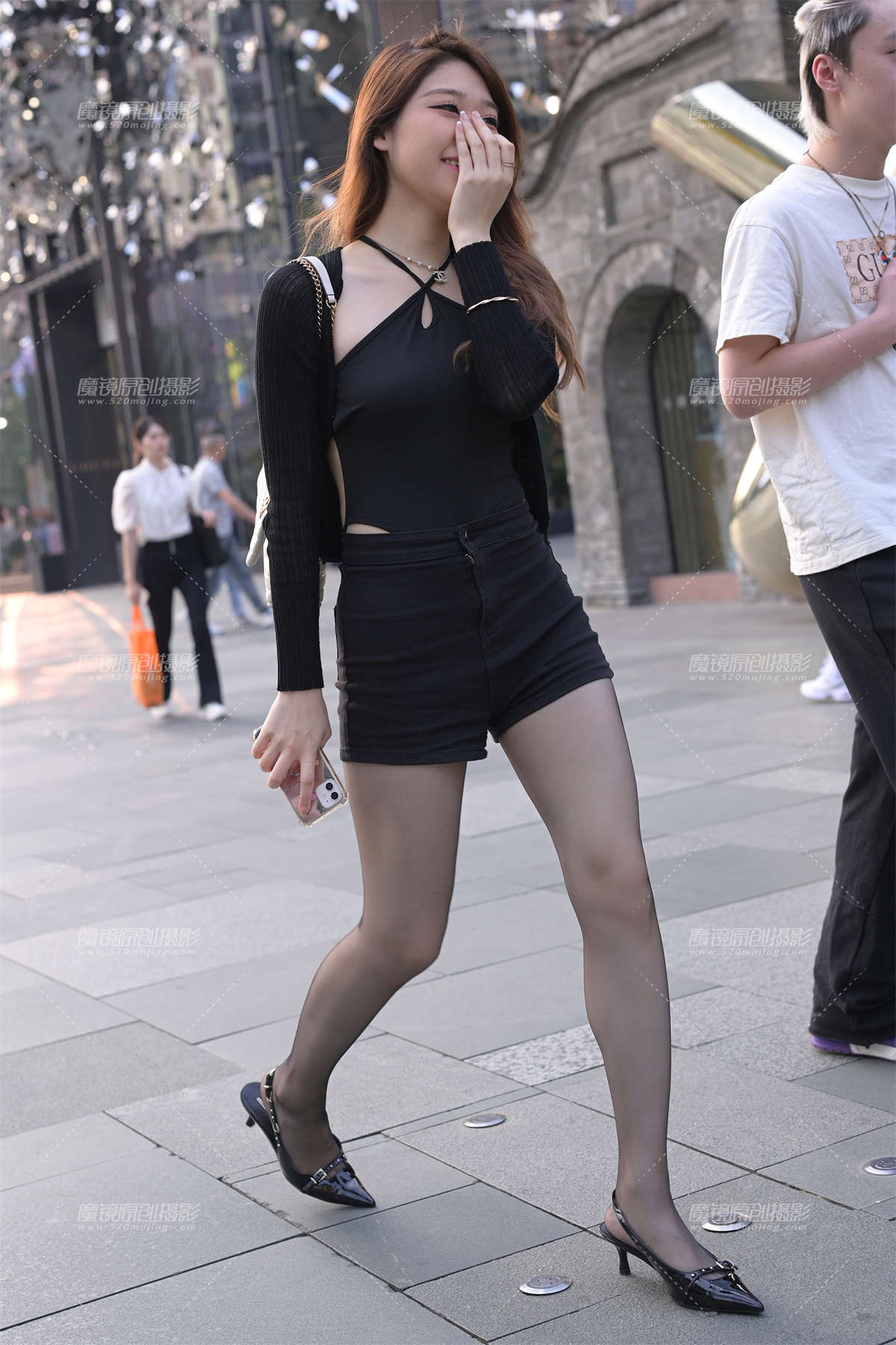 热裤黑丝小妹-日更街拍