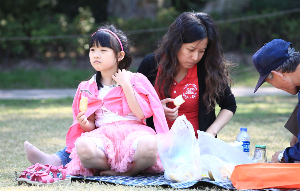 图片[2]-踏青公园街拍系列No.1464 极具风韵的长发少妇，一双细长丝足极具杀伤力-日更街拍