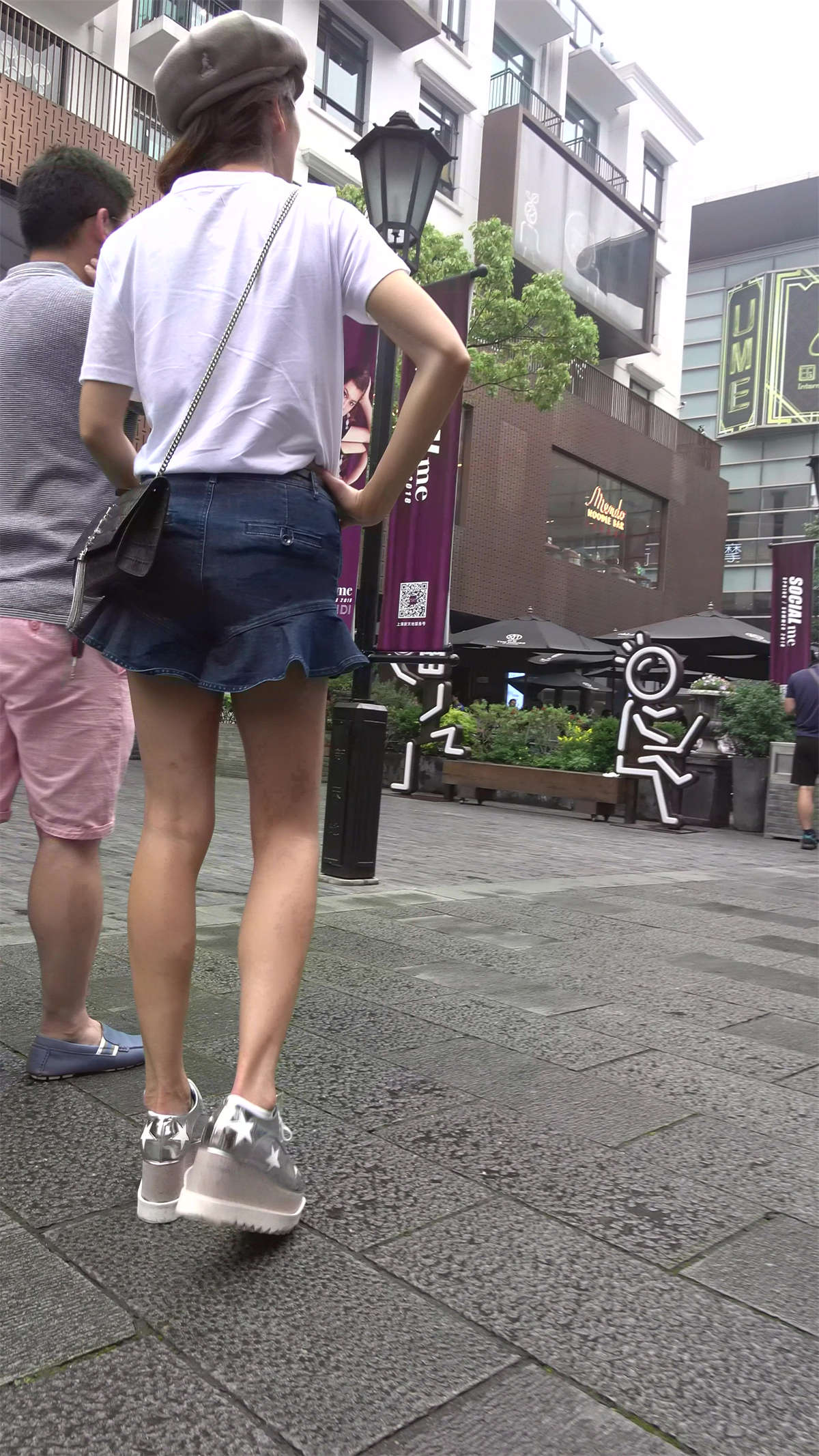 苗条细腿好身材白T恤美女姐姐-日更街拍