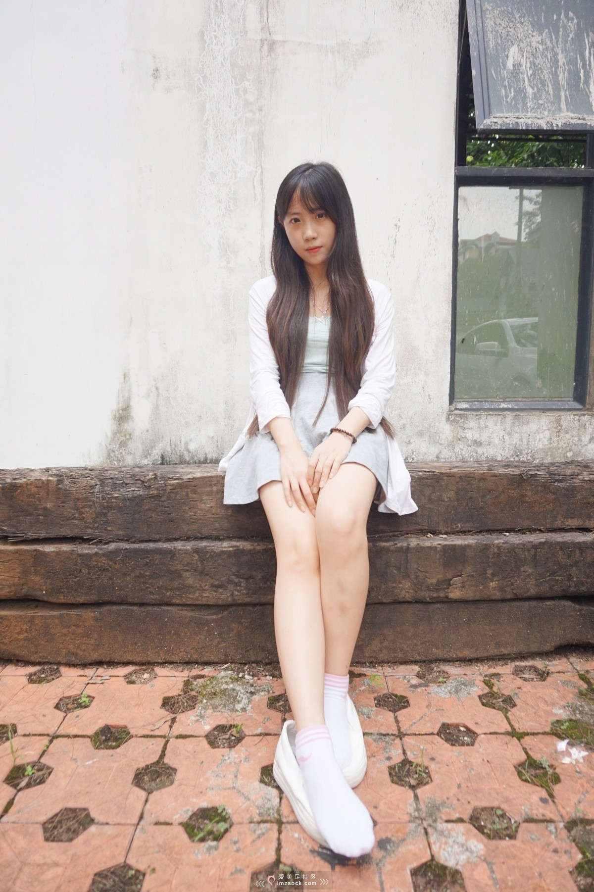 图片[2]-MZSOCK-2018 No.314 白棉袜与灰色棉袜-日更街拍