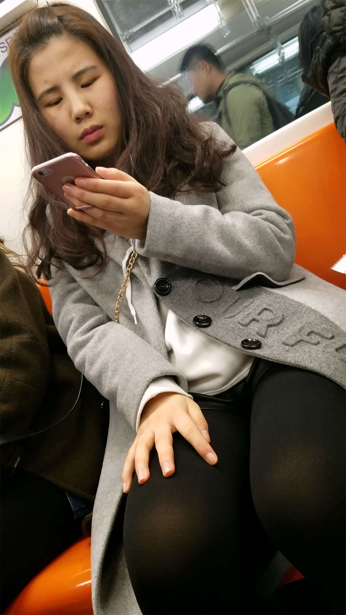 图片[2]-地铁拍摄灰色风衣黑色皮短裤丝袜美眉-日更街拍
