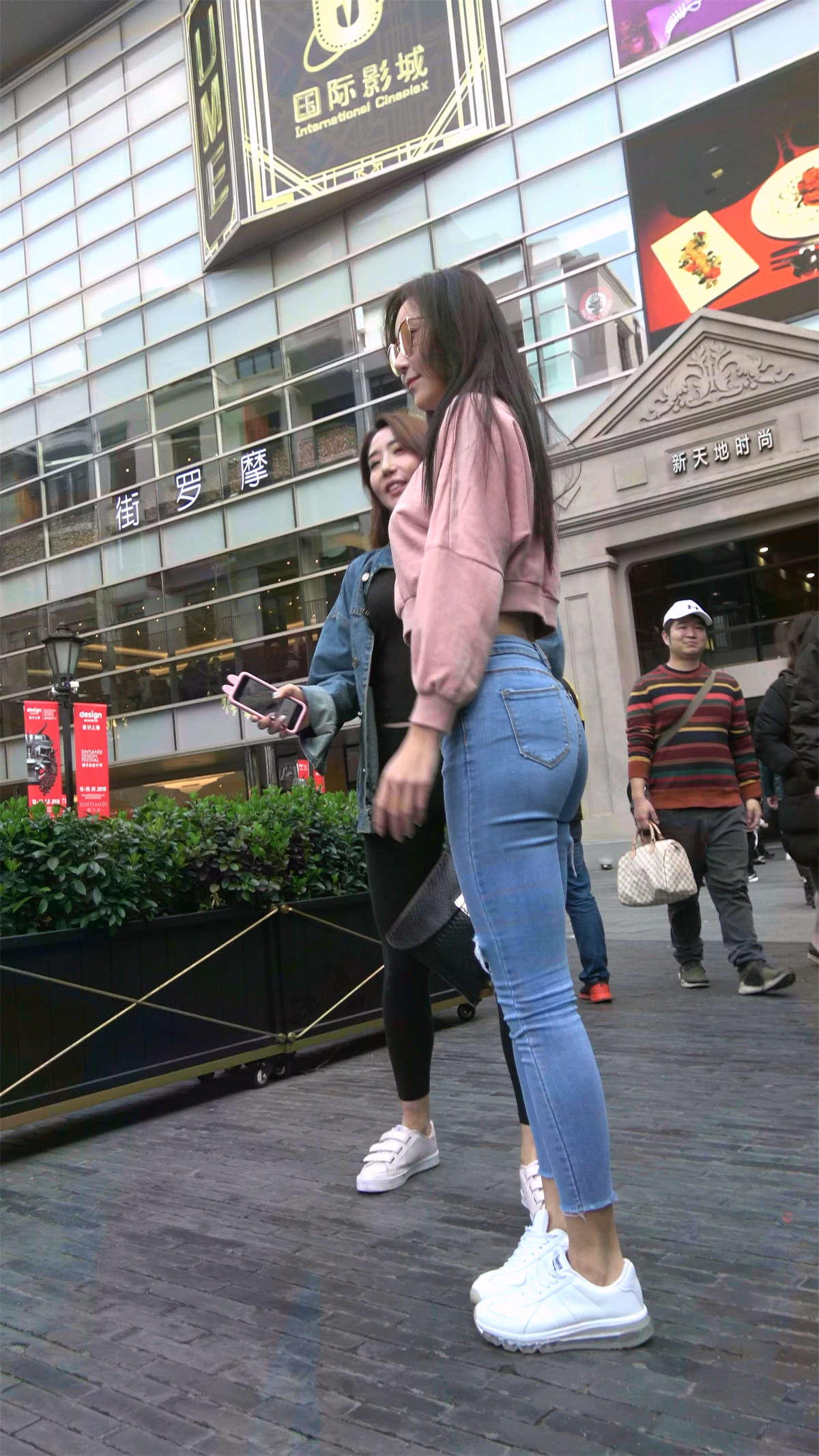 图片[2]-超性感翘臀紧身牛仔美女姐姐-日更街拍