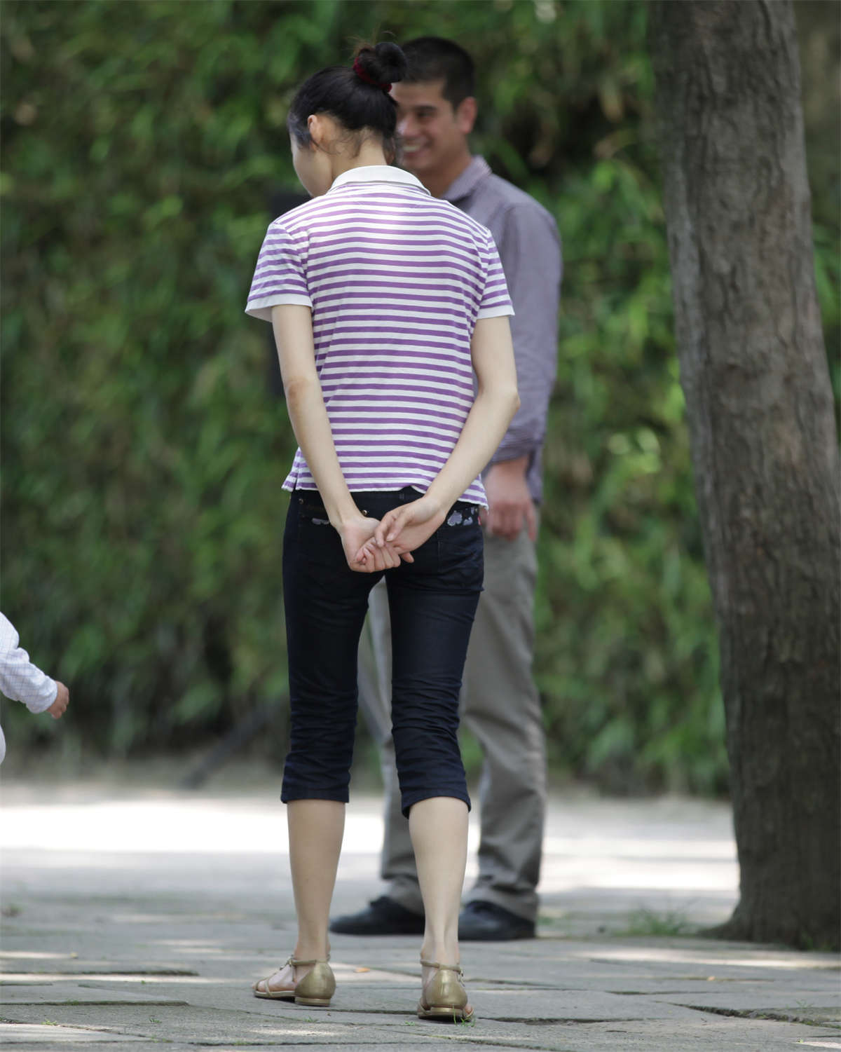 图片[2]-踏青公园街拍系列No.466 清瘦少妇的清秀凉足-日更街拍