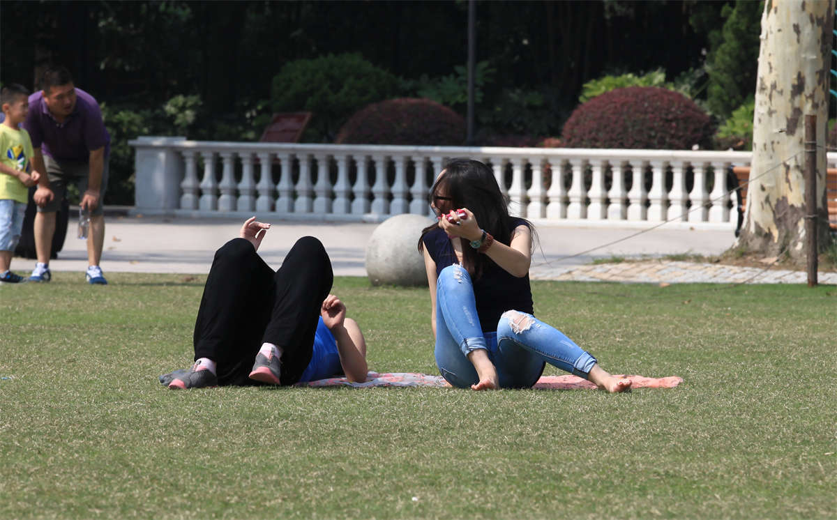 图片[2]-踏青公园街拍系列No.1465 模拍开始前在草地上撒会小野没想到被人街拍了-日更街拍