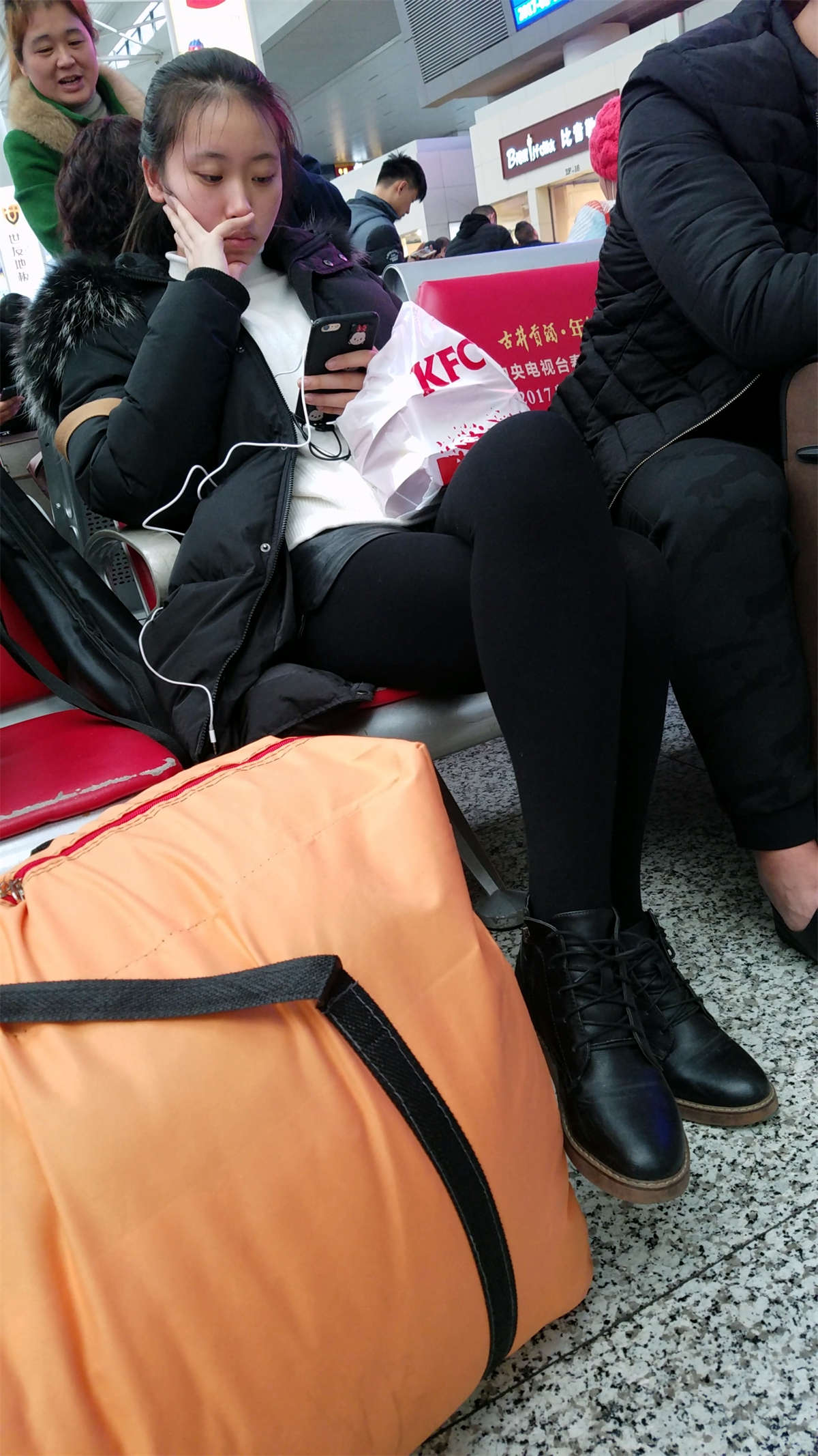 图片[2]-候车室黑色打底丝袜长腿美眉-日更街拍