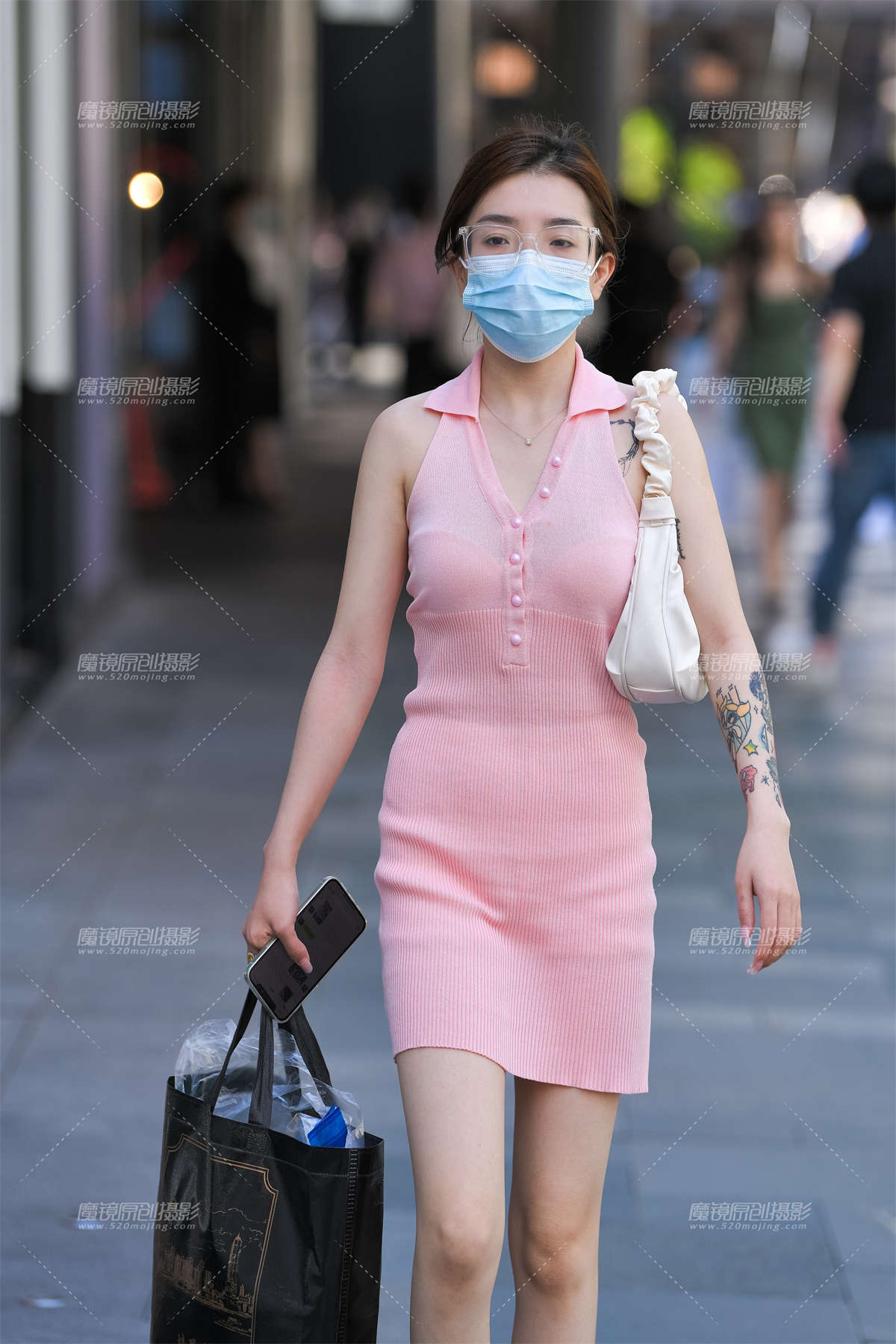 粉色短裙美女-日更街拍