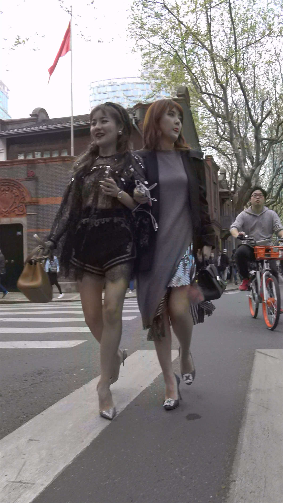 打扮时尚的银白高跟美女姐妹-日更街拍