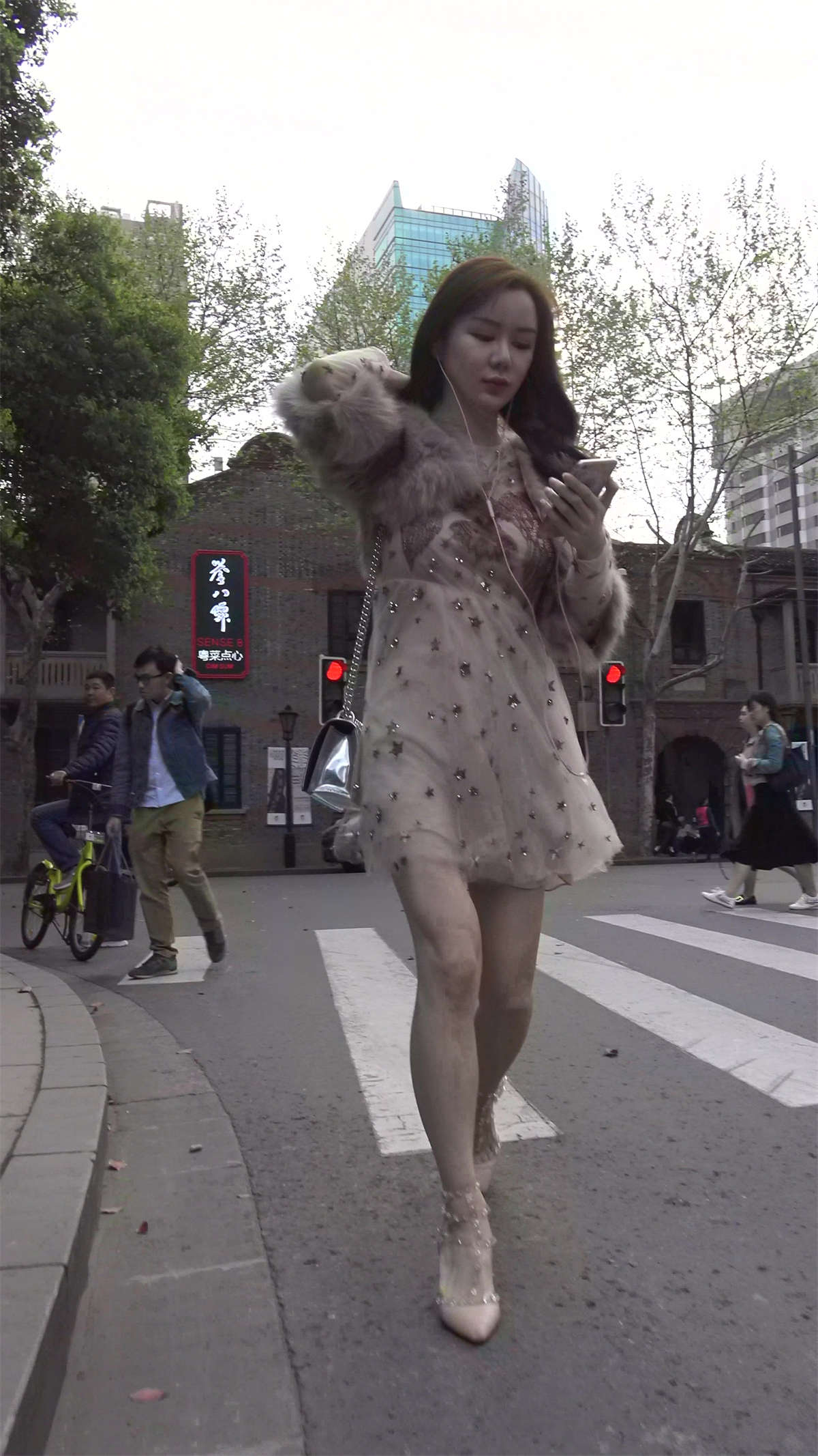 网红爆款高跟鞋连衣裙美女-日更街拍