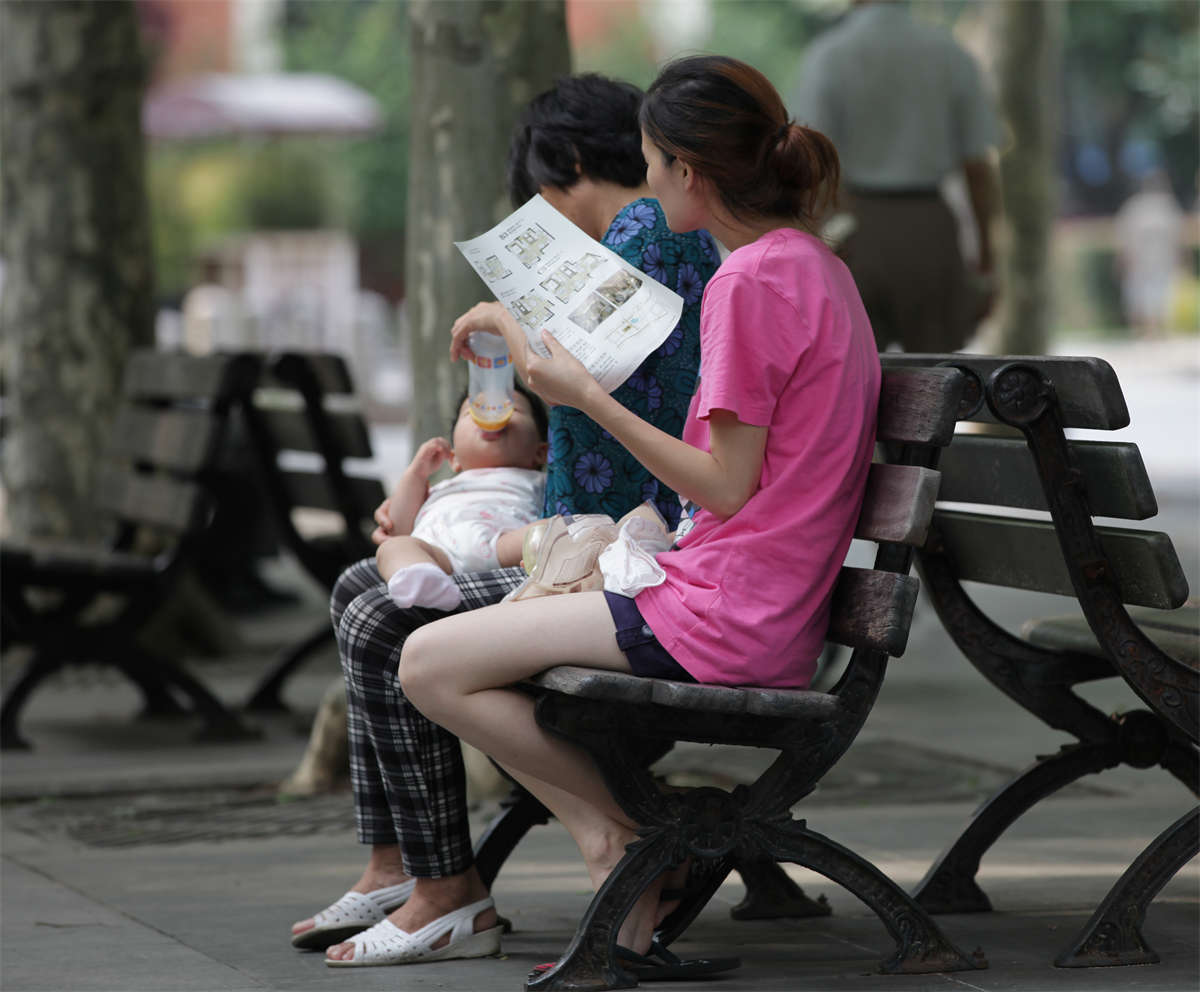 踏青公园街拍系列No.467 清瘦少妇的秀长素足-日更街拍