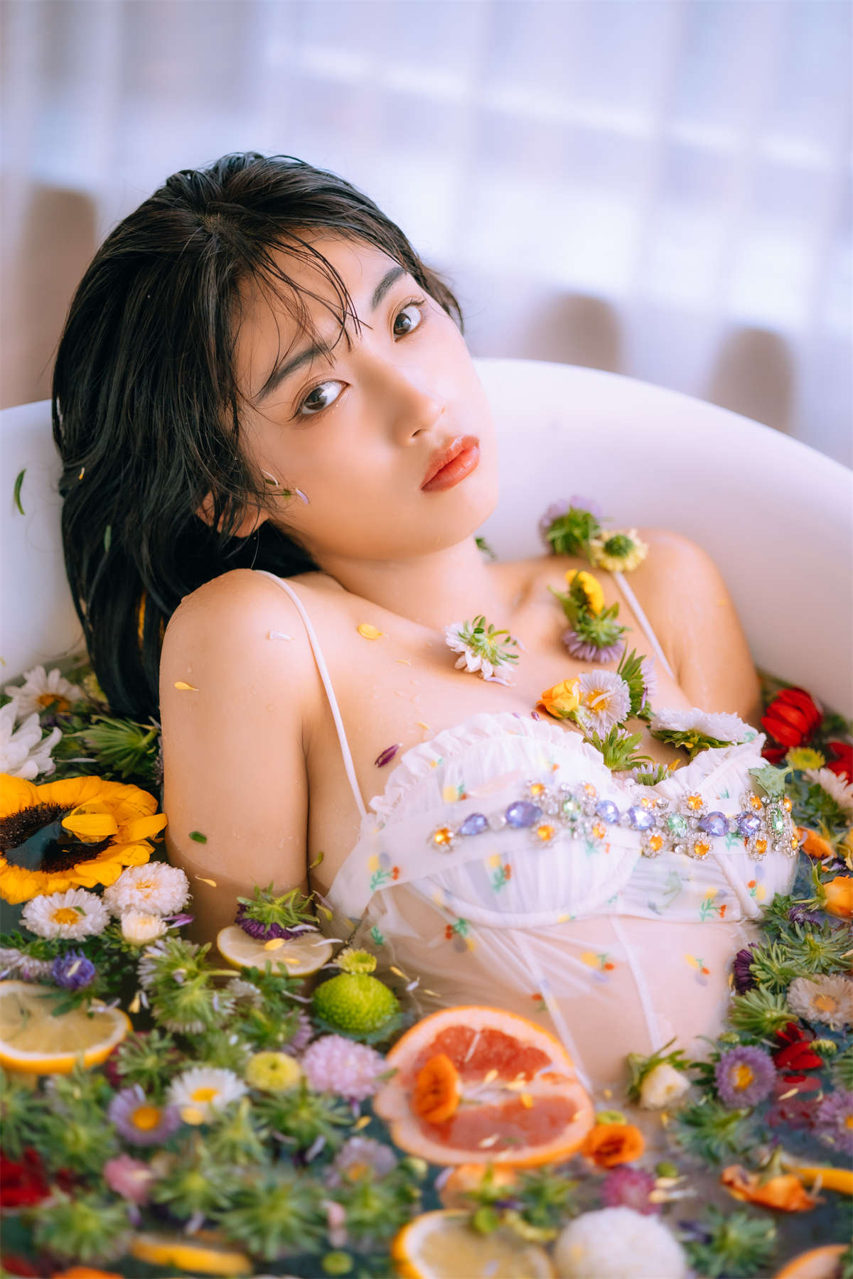 YITUYU艺图语 2023.05.31 浴缸鲜花少女 文文插图1