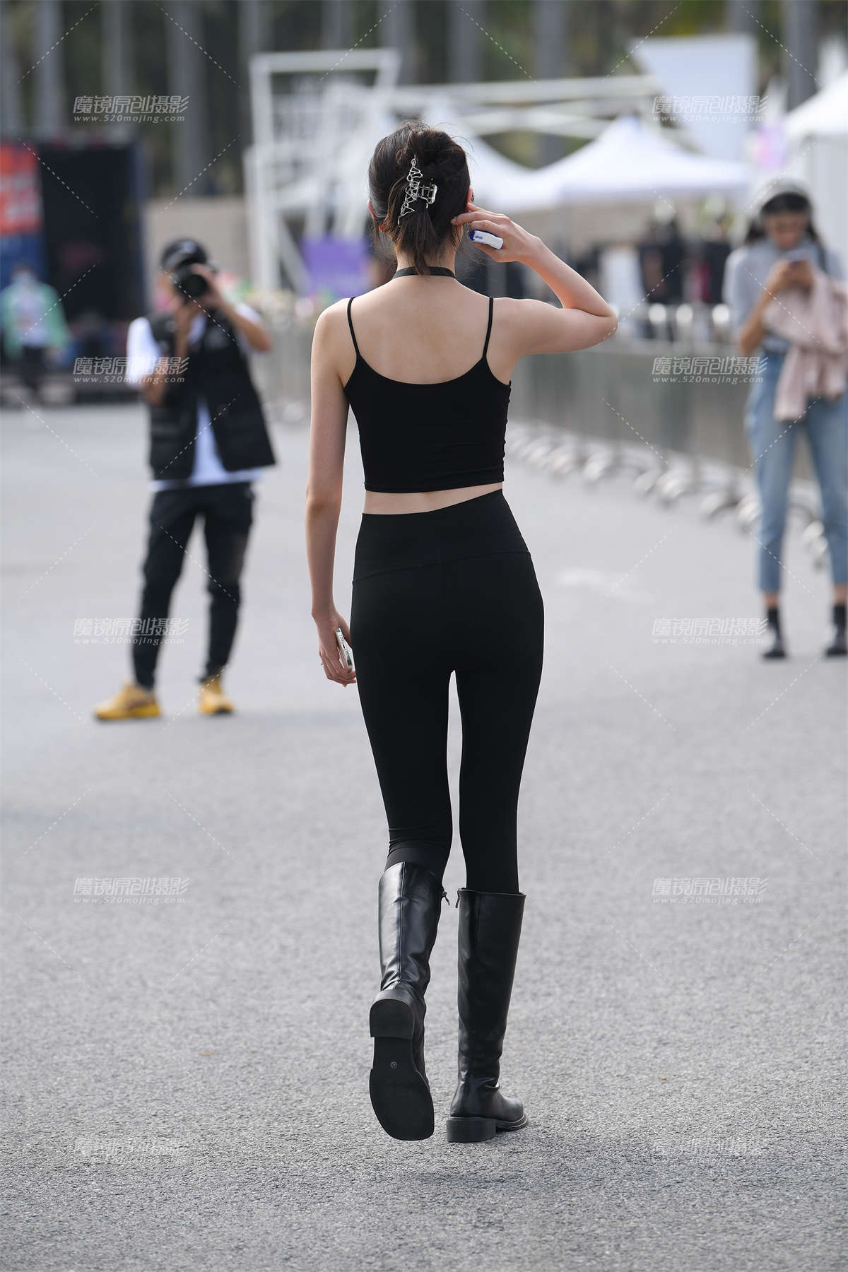 图片[2]-大长腿紧身裤小姐姐-日更街拍
