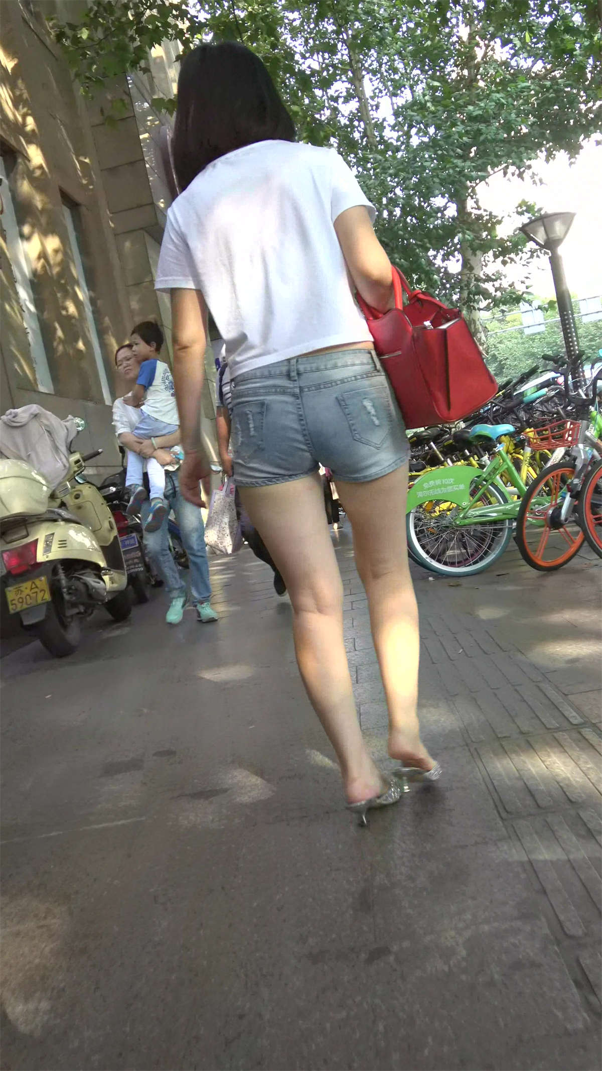 白T恤超短牛仔热裤美腿漂亮美女-日更街拍