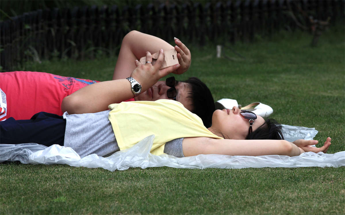 图片[2]-踏青公园街拍系列No.1467 清秀型邻家女孩露脚的方式很大方-日更街拍