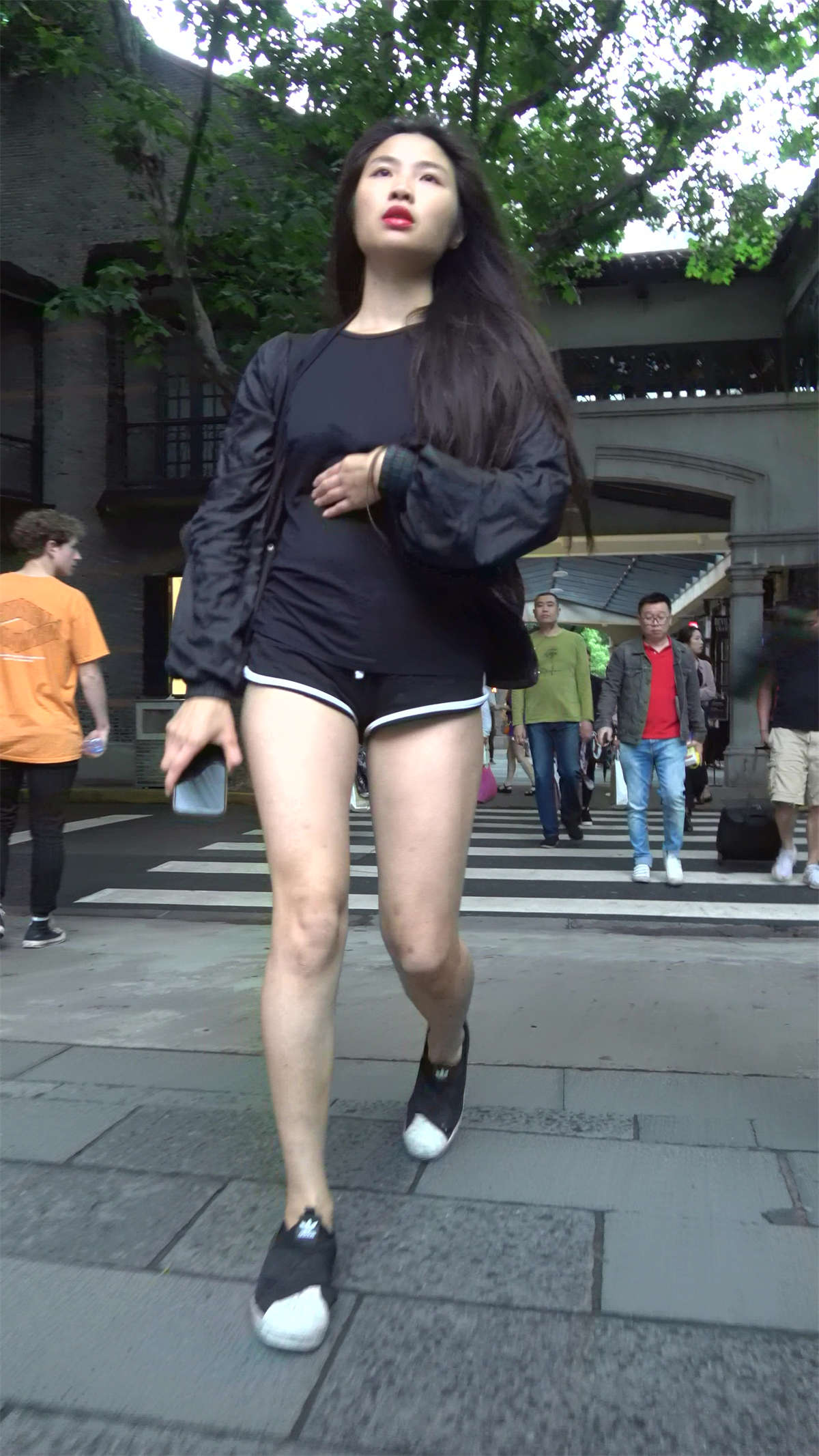 图片[2]-超短运动裤甜美笑容美女姐姐-日更街拍