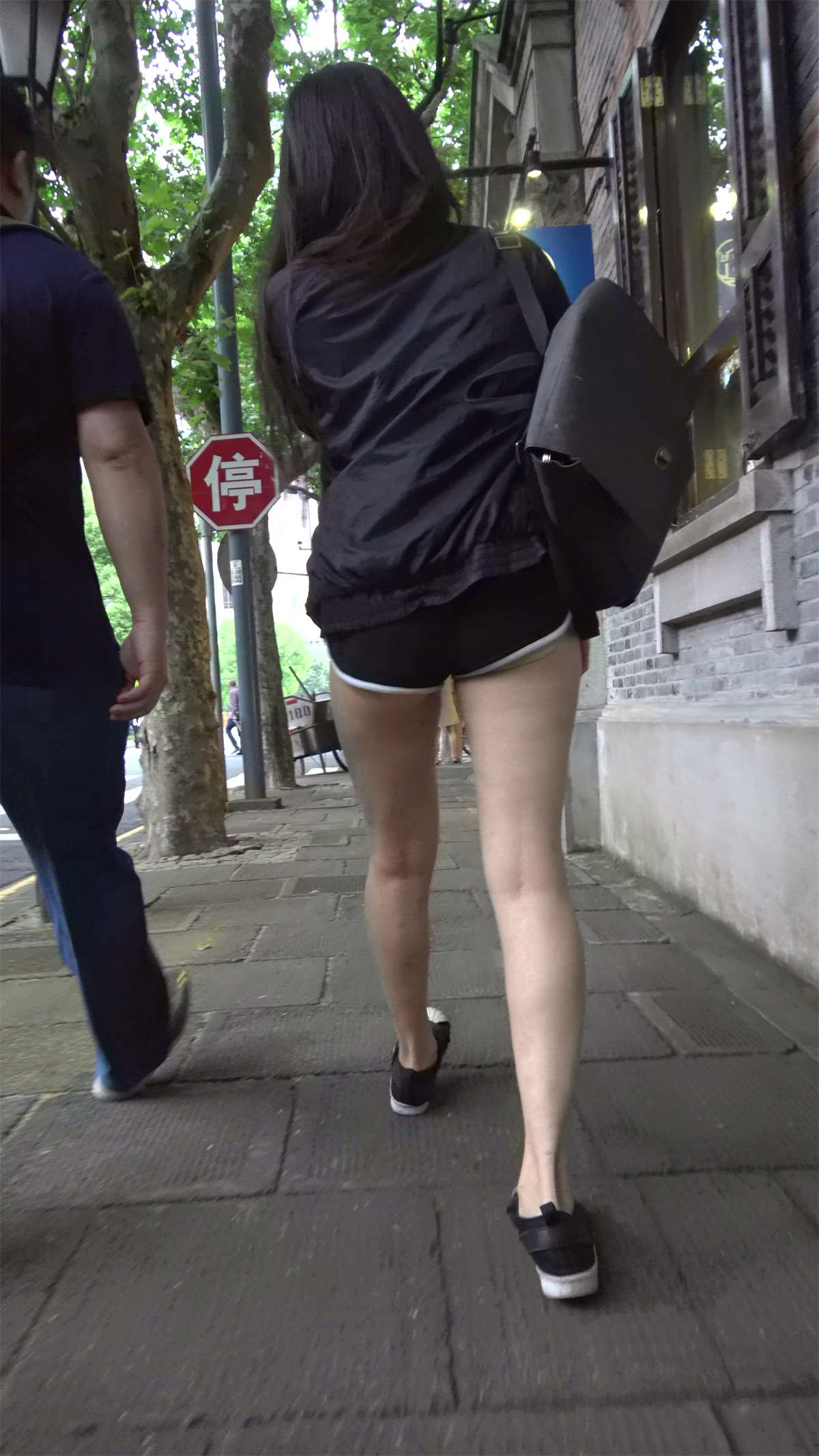 超短运动裤甜美笑容美女姐姐-日更街拍