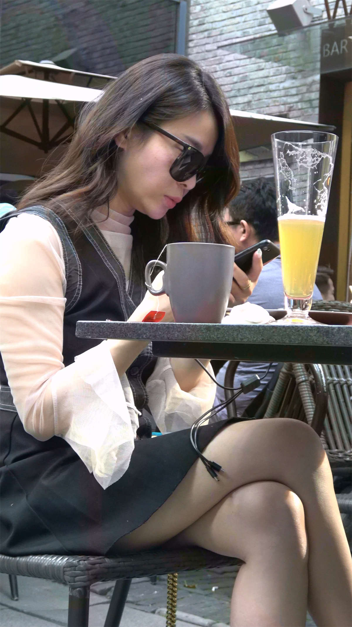 极品白皙美腿高跟鞋小资翘女郎-日更街拍