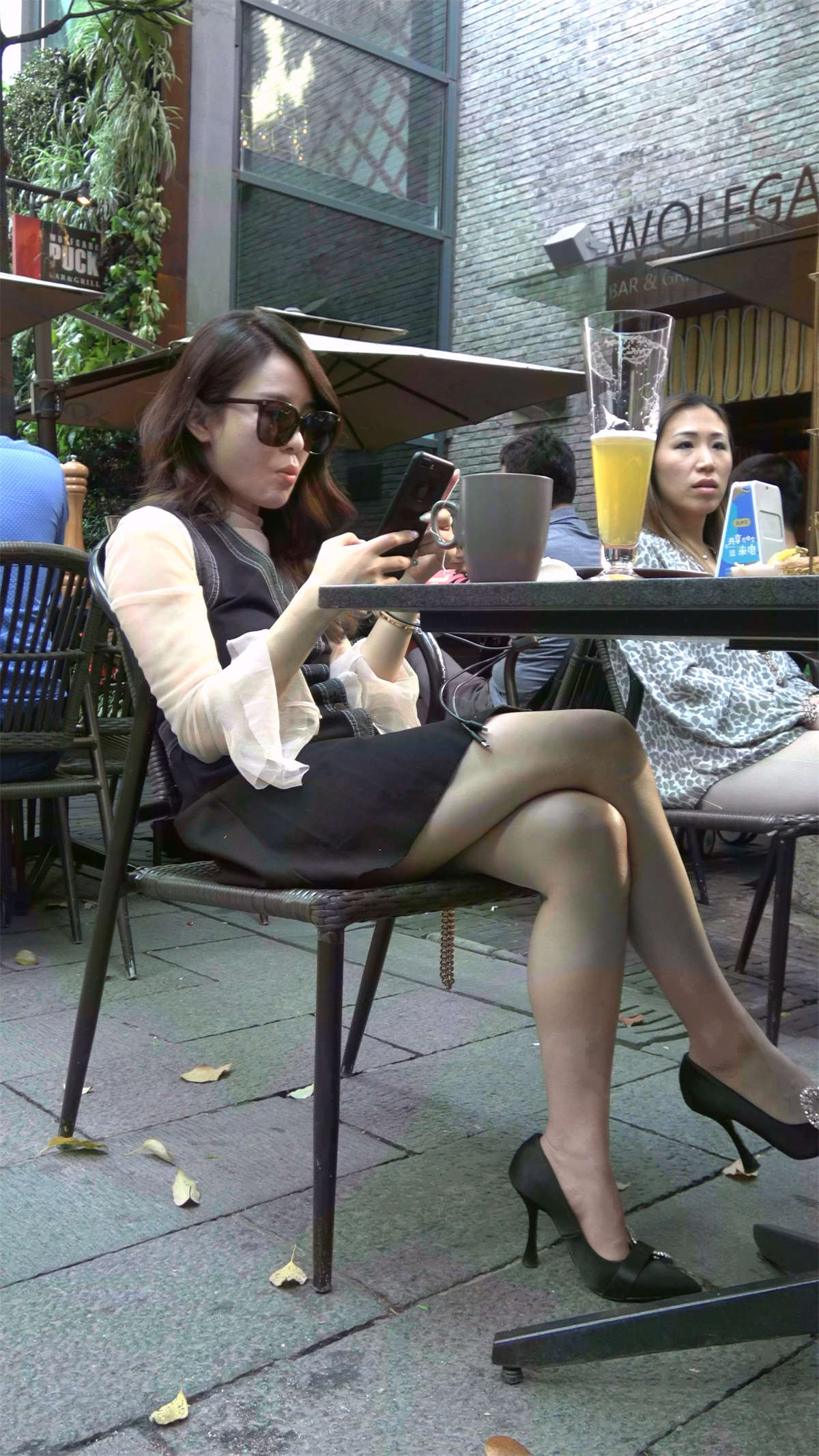 图片[2]-极品白皙美腿高跟鞋小资翘女郎-日更街拍