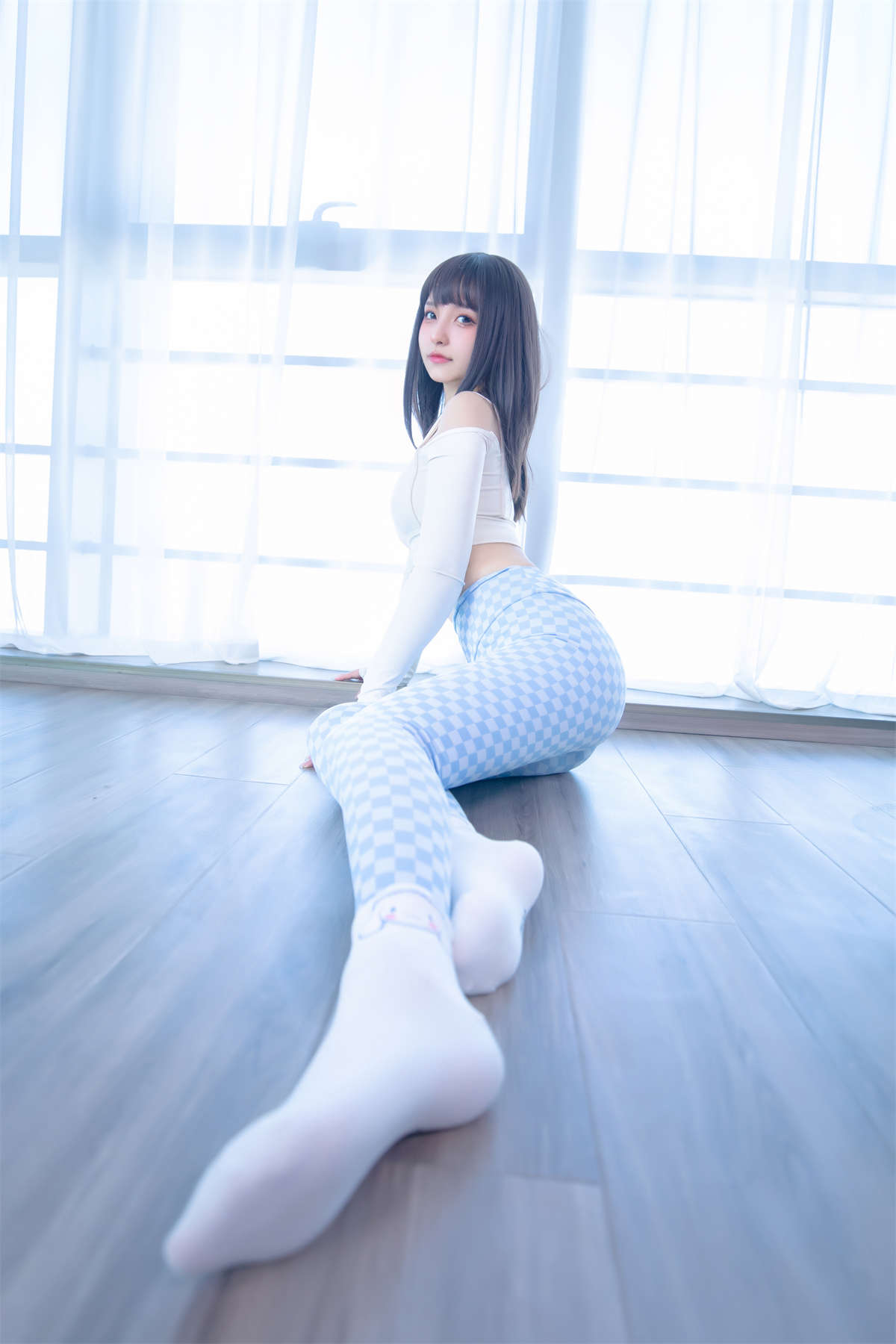 神楽板真冬 – 蓝白格-日更街拍