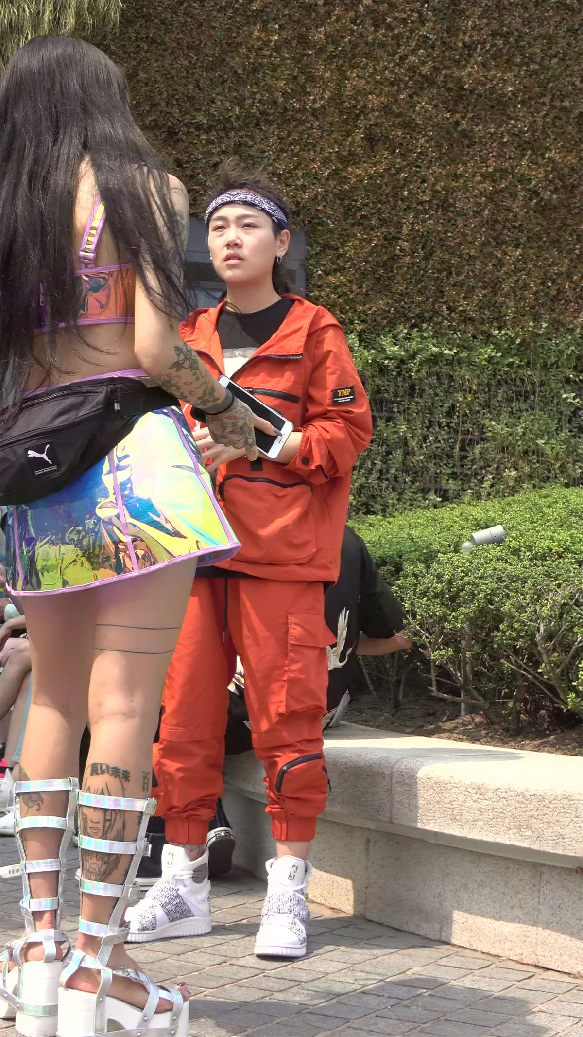 超性感短衣短裙好身材纹身妹-日更街拍