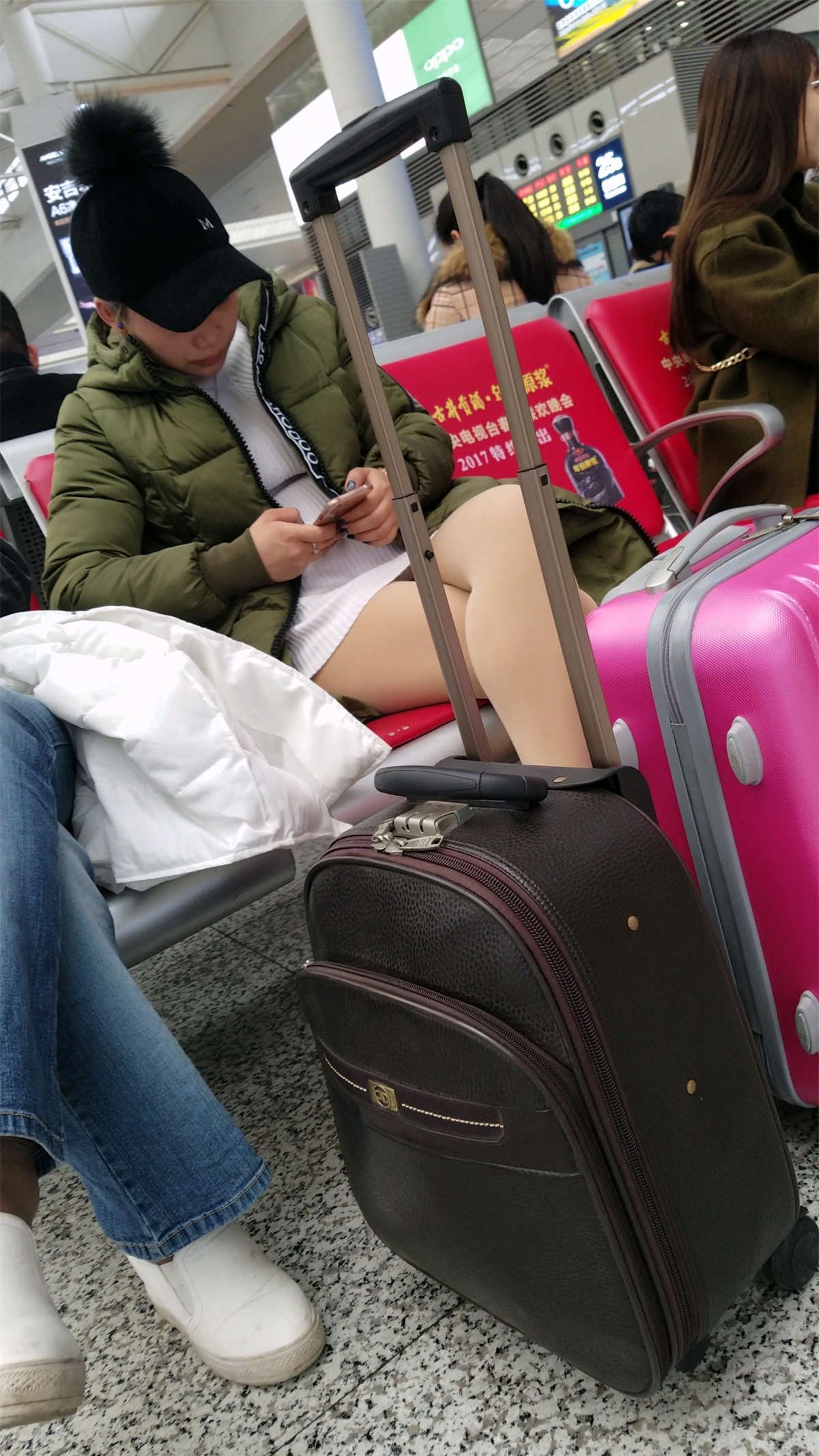 车站候车的肉色丝袜白色毛衣连衣裙少妇-日更街拍