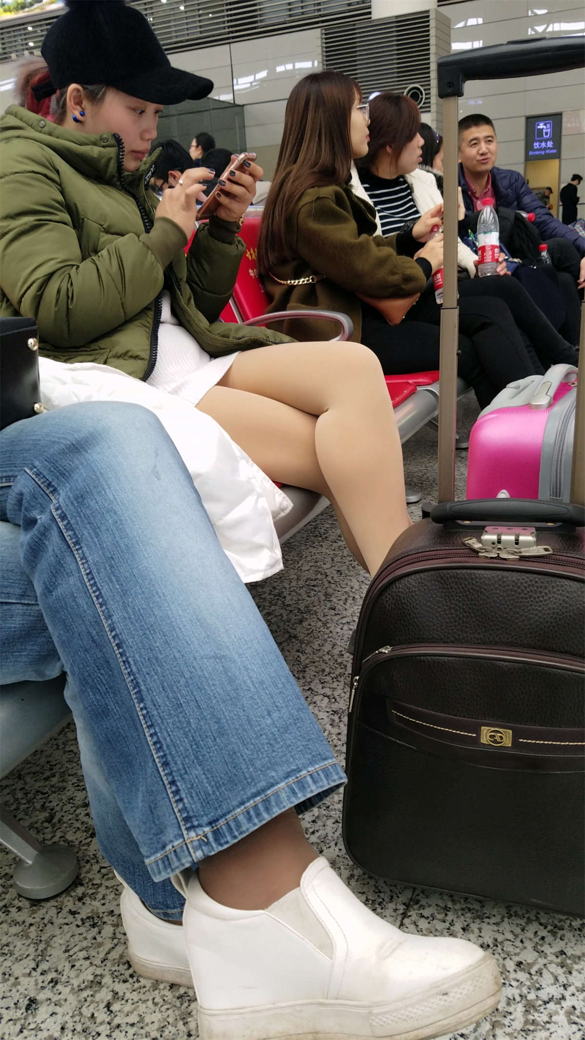 图片[2]-车站候车的肉色丝袜白色毛衣连衣裙少妇-日更街拍