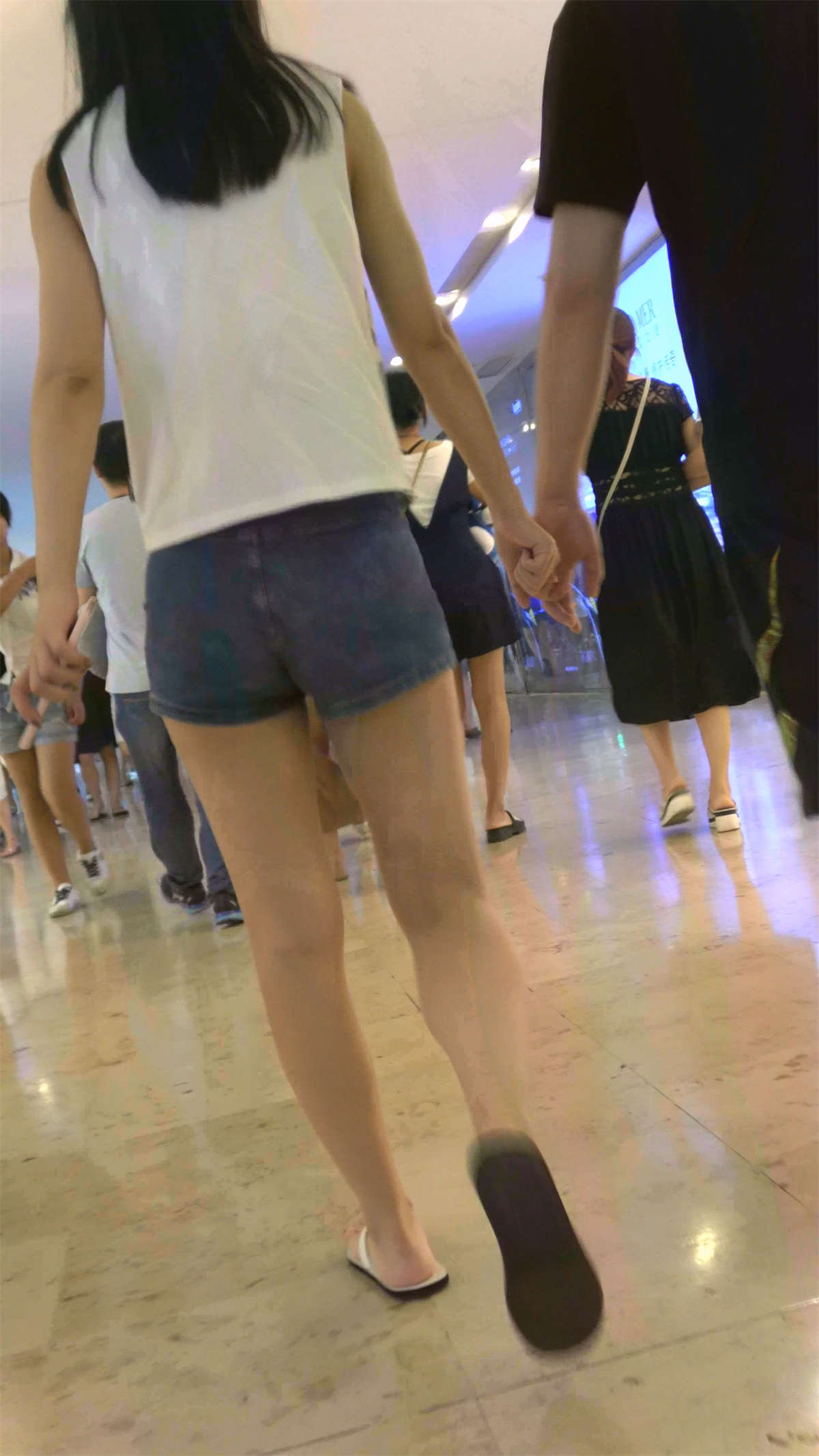 苗条美腿短裤牛仔美女-日更街拍