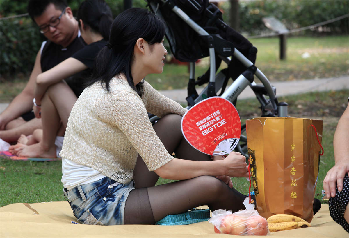 图片[2]-踏青公园街拍系列No.1468 清秀少妇牛仔短裤配长黑丝-日更街拍