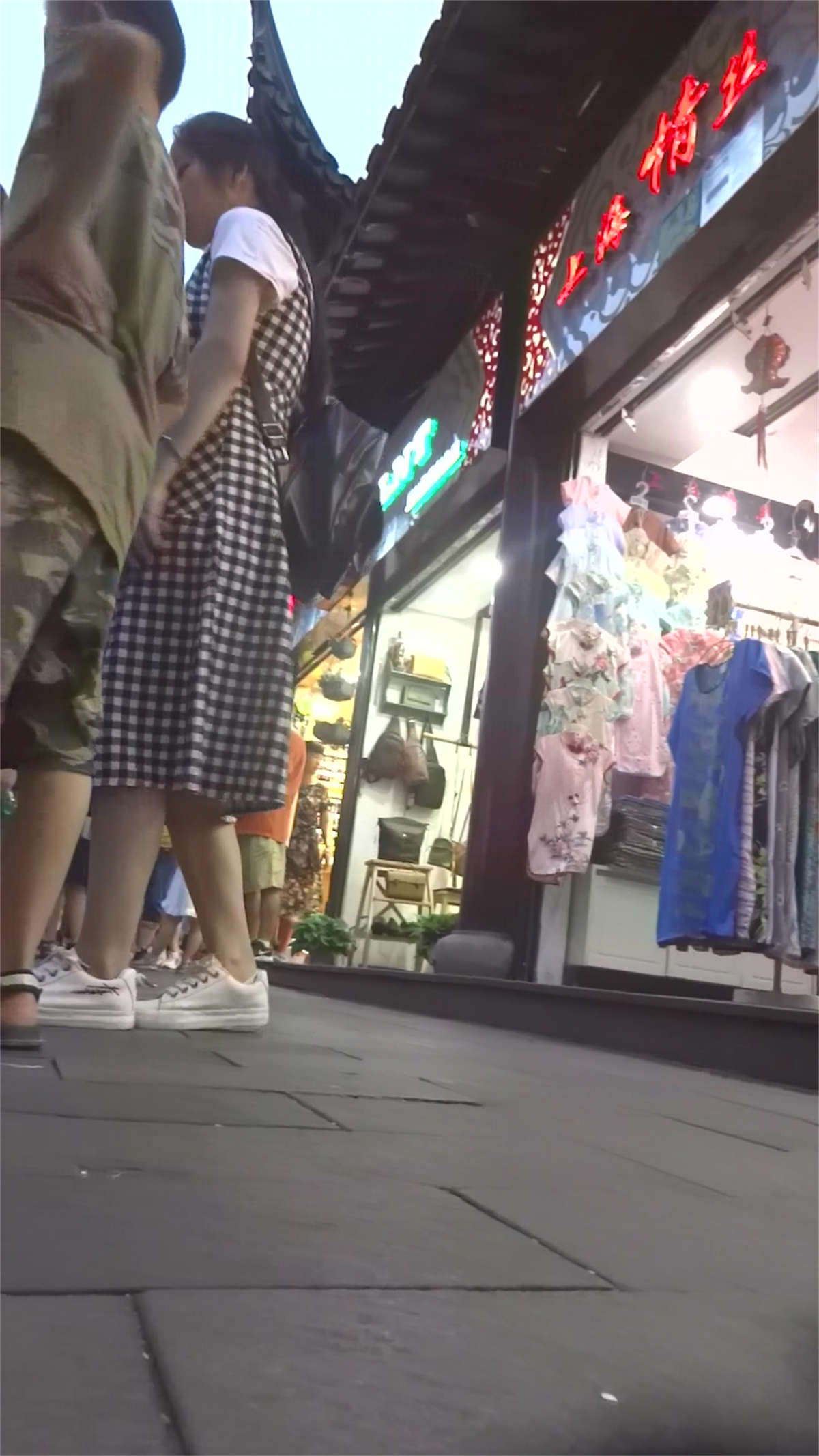 格子长裙美眉-日更街拍