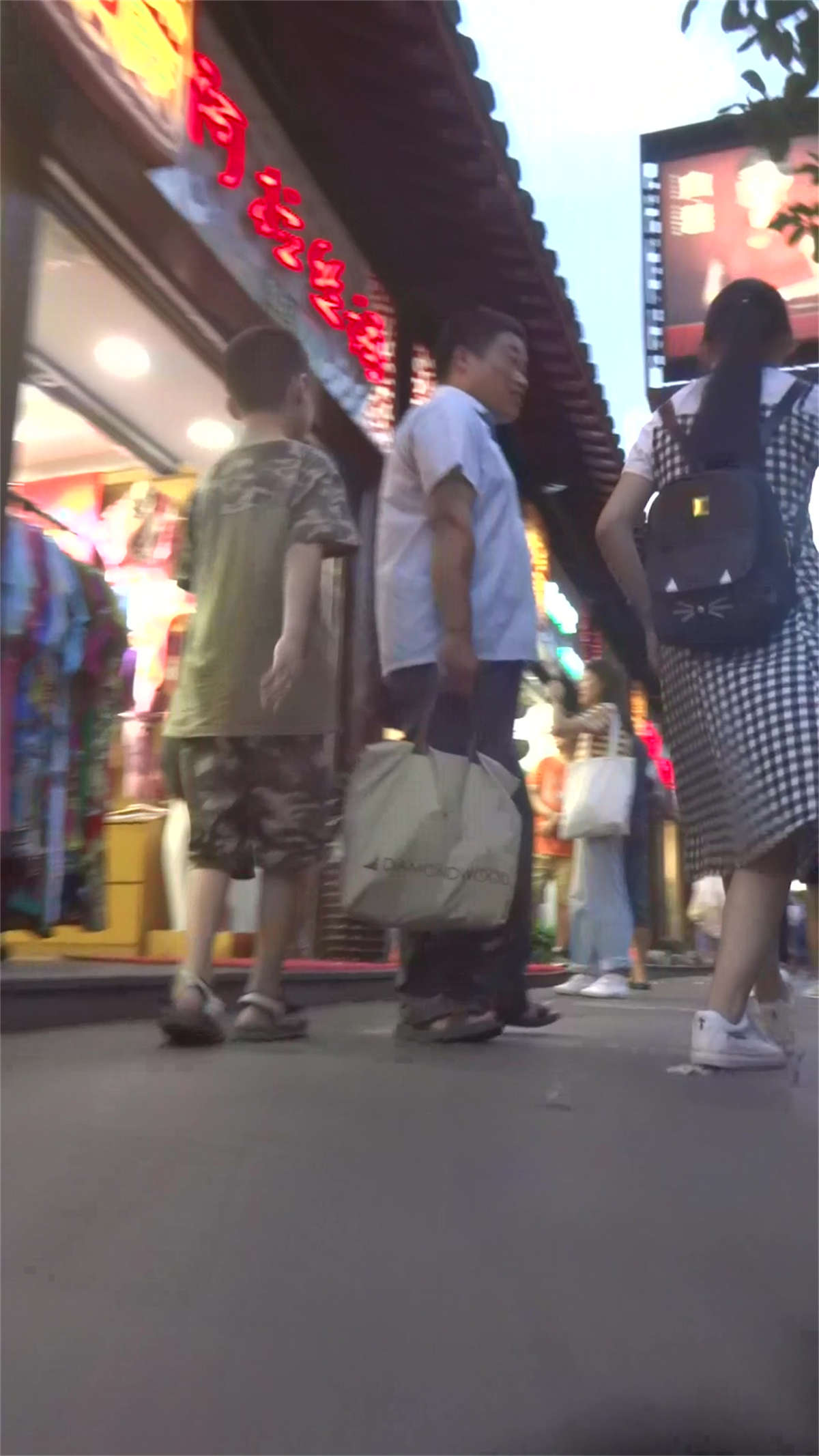 图片[2]-格子长裙美眉-日更街拍