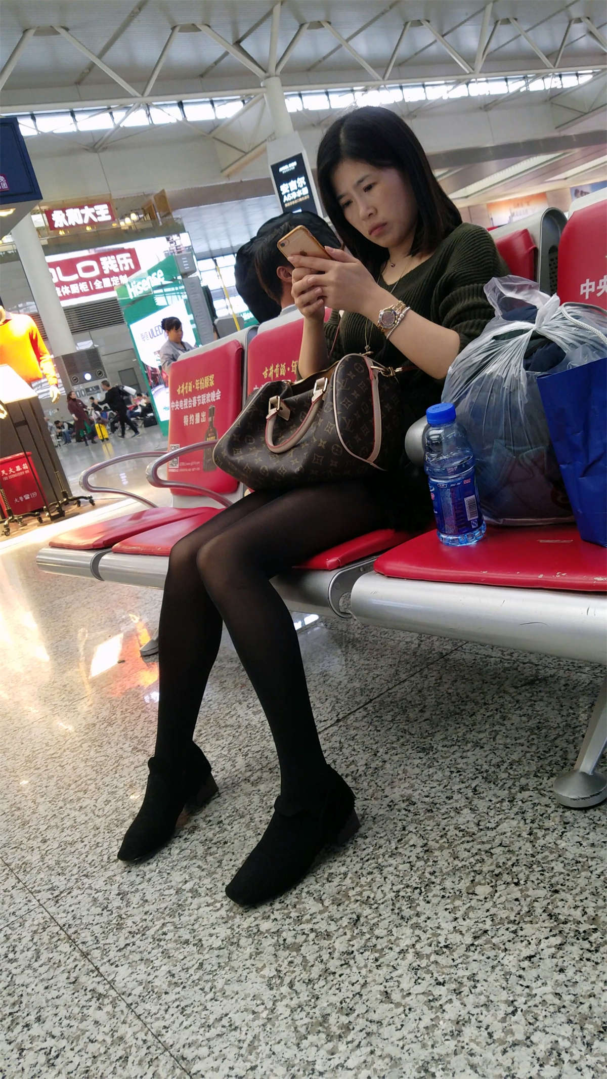 火车站候车的黑色丝袜极品细长美腿长发美妇-日更街拍