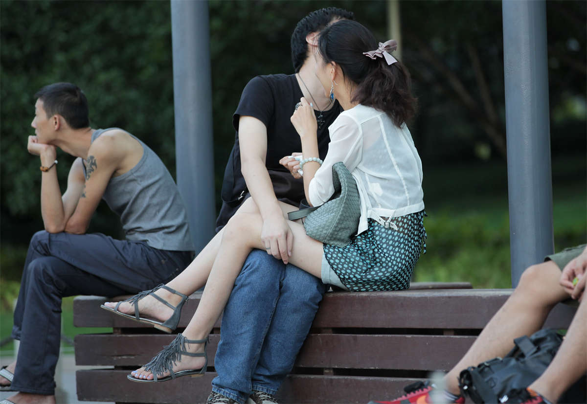 图片[2]-踏青公园街拍踏青公园街拍系列No.471 青春学妹，少女幼嫩脚心无抵抗大特写送到No.470 情到深处的女孩眼里只有她的男人-日更街拍