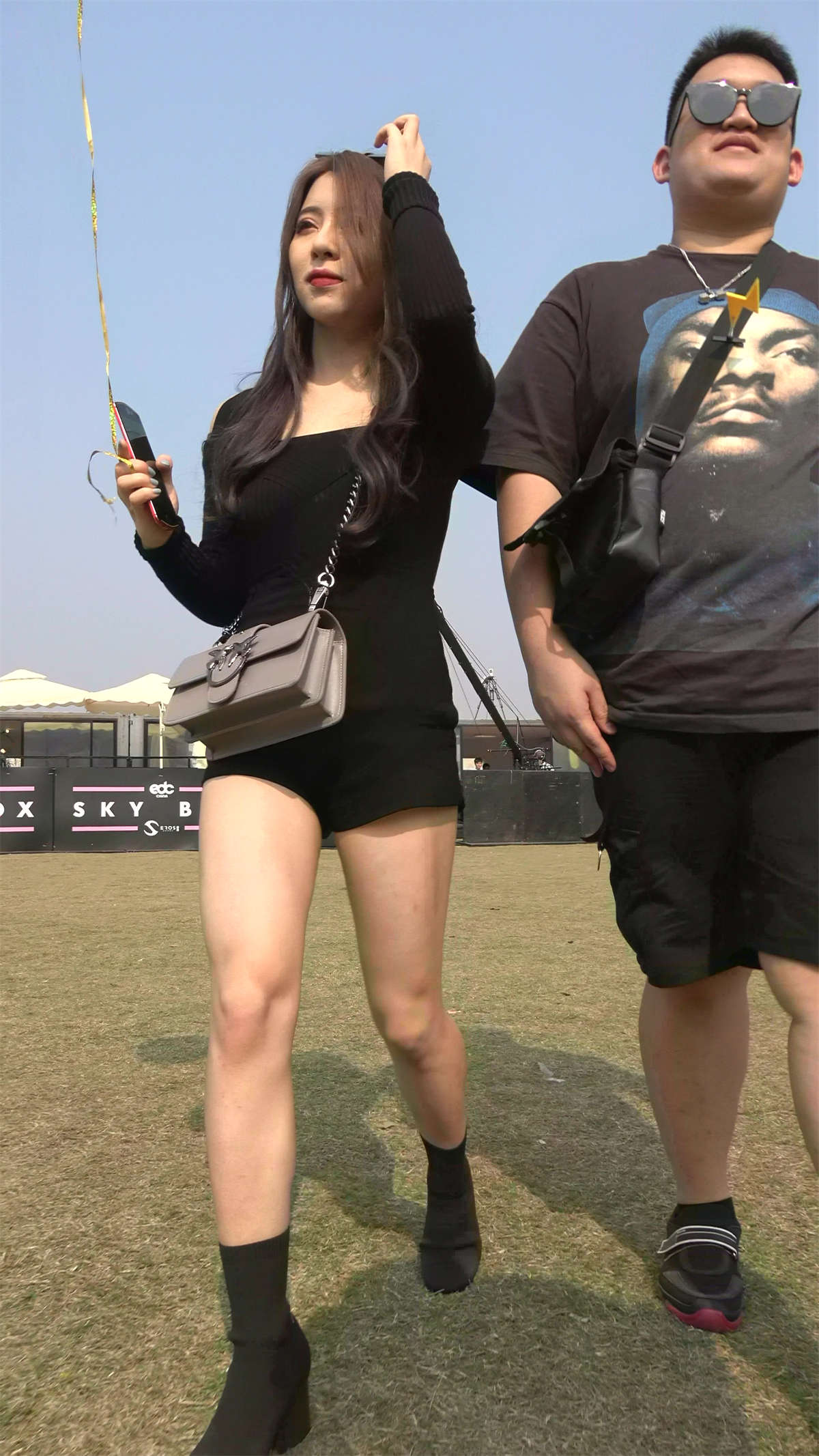 黑衣性感美腿超高颜值气质美女-日更街拍