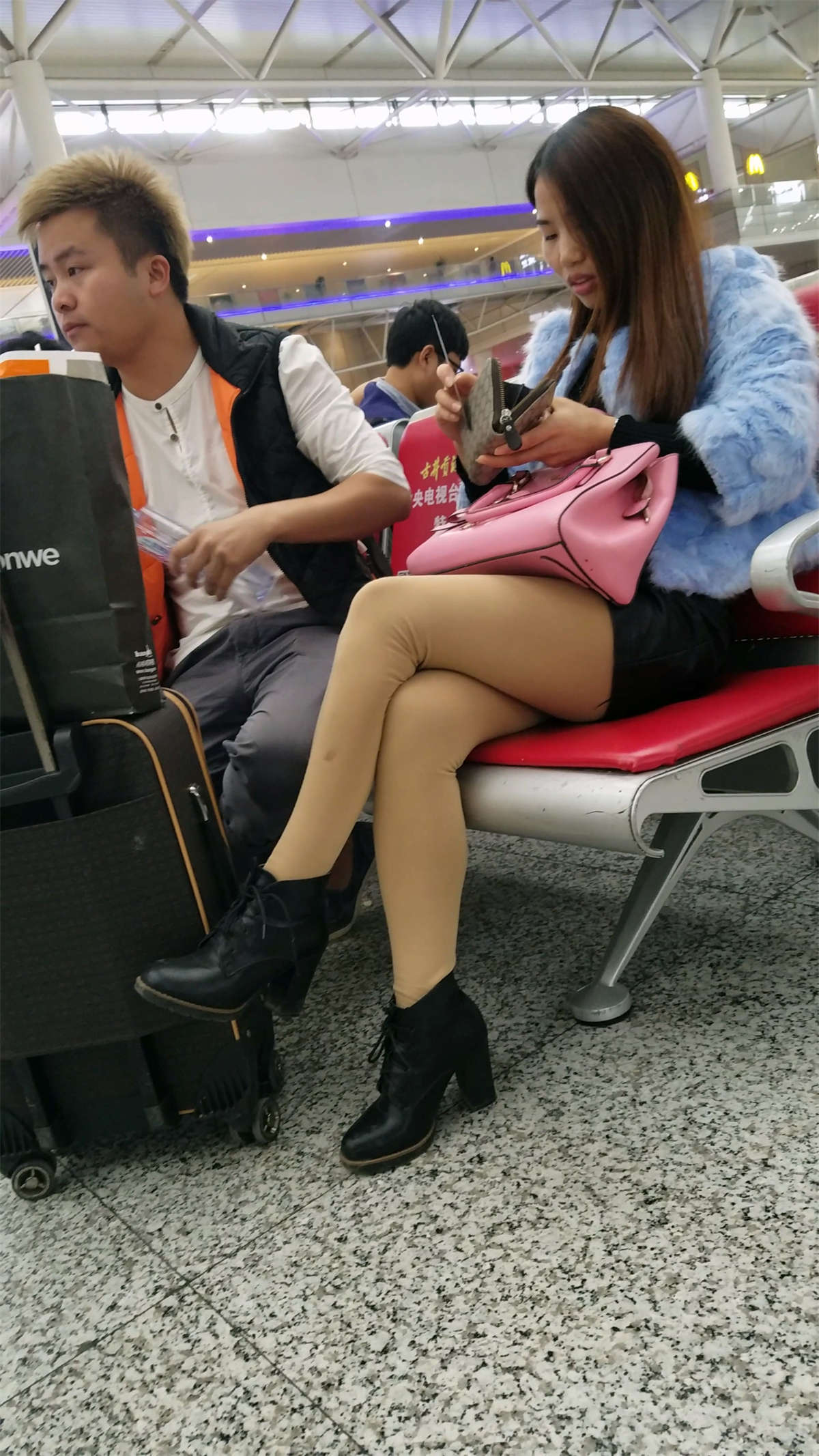 高铁站等车的肉色丝袜黑色紧绷短裤长发妹子-日更街拍
