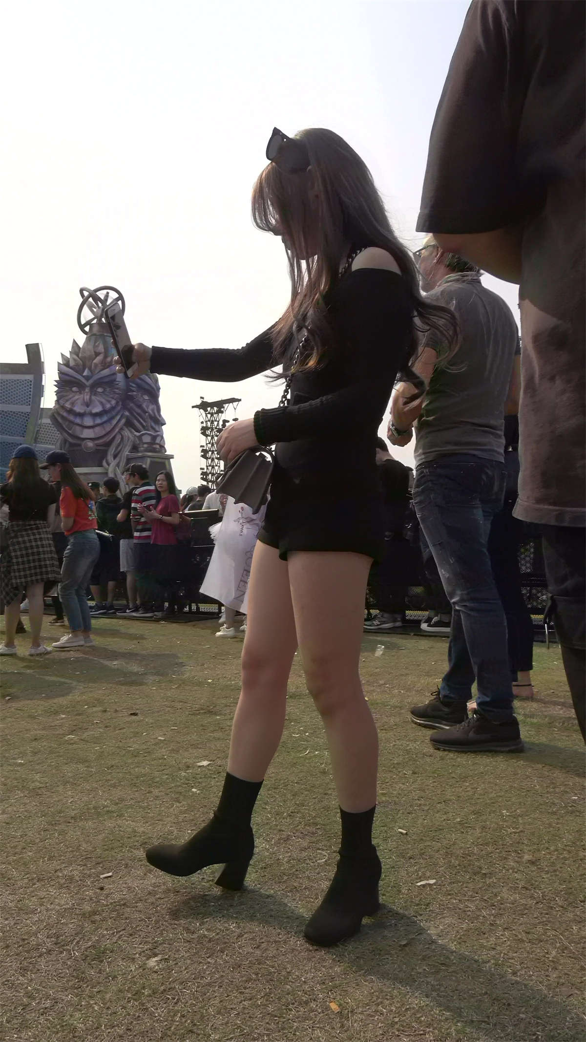 图片[2]-黑衣性感美腿超高颜值气质美女-日更街拍