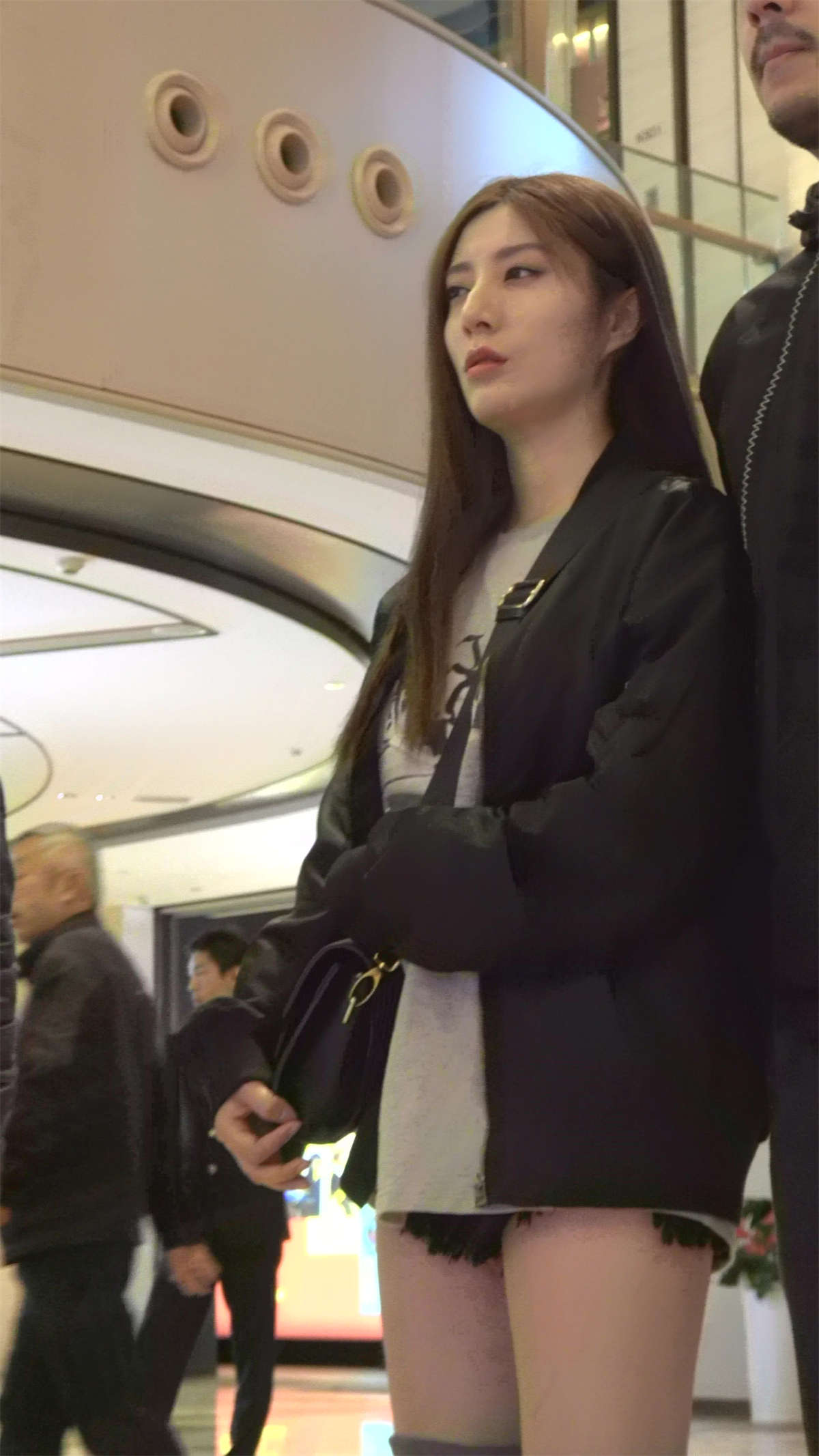 图片[2]-跟男友逛商场的清纯秀丽漂亮美女-日更街拍