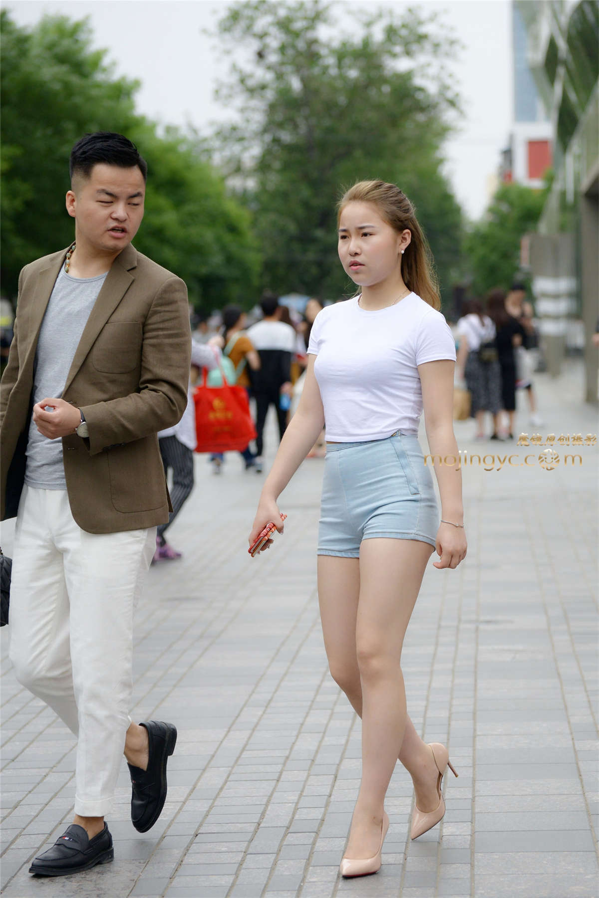 紧身牛仔热裤，裸色尖头细高跟-日更街拍