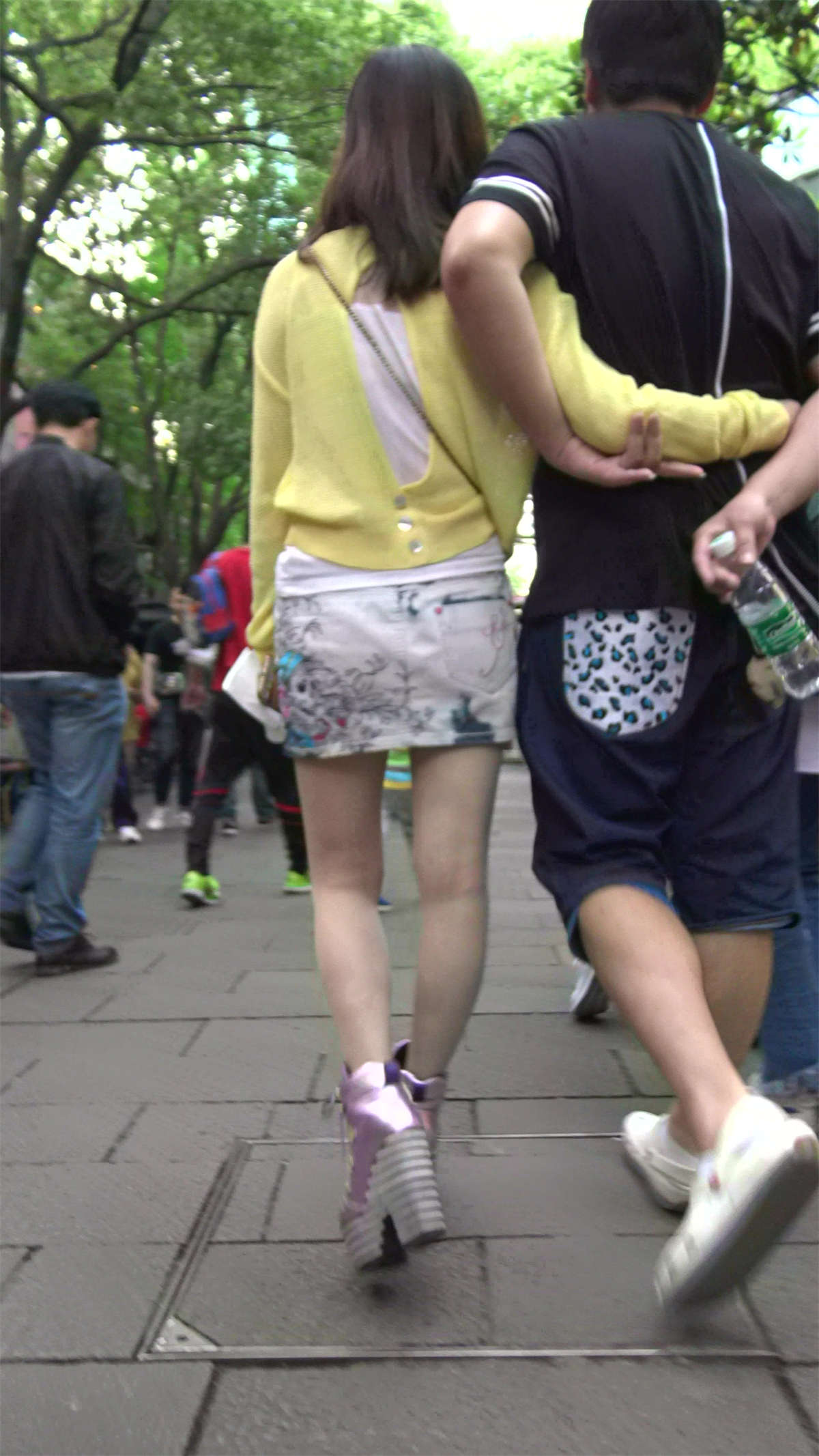 图片[2]-黄衣服花色包臀裙气质高跟鞋美女-日更街拍