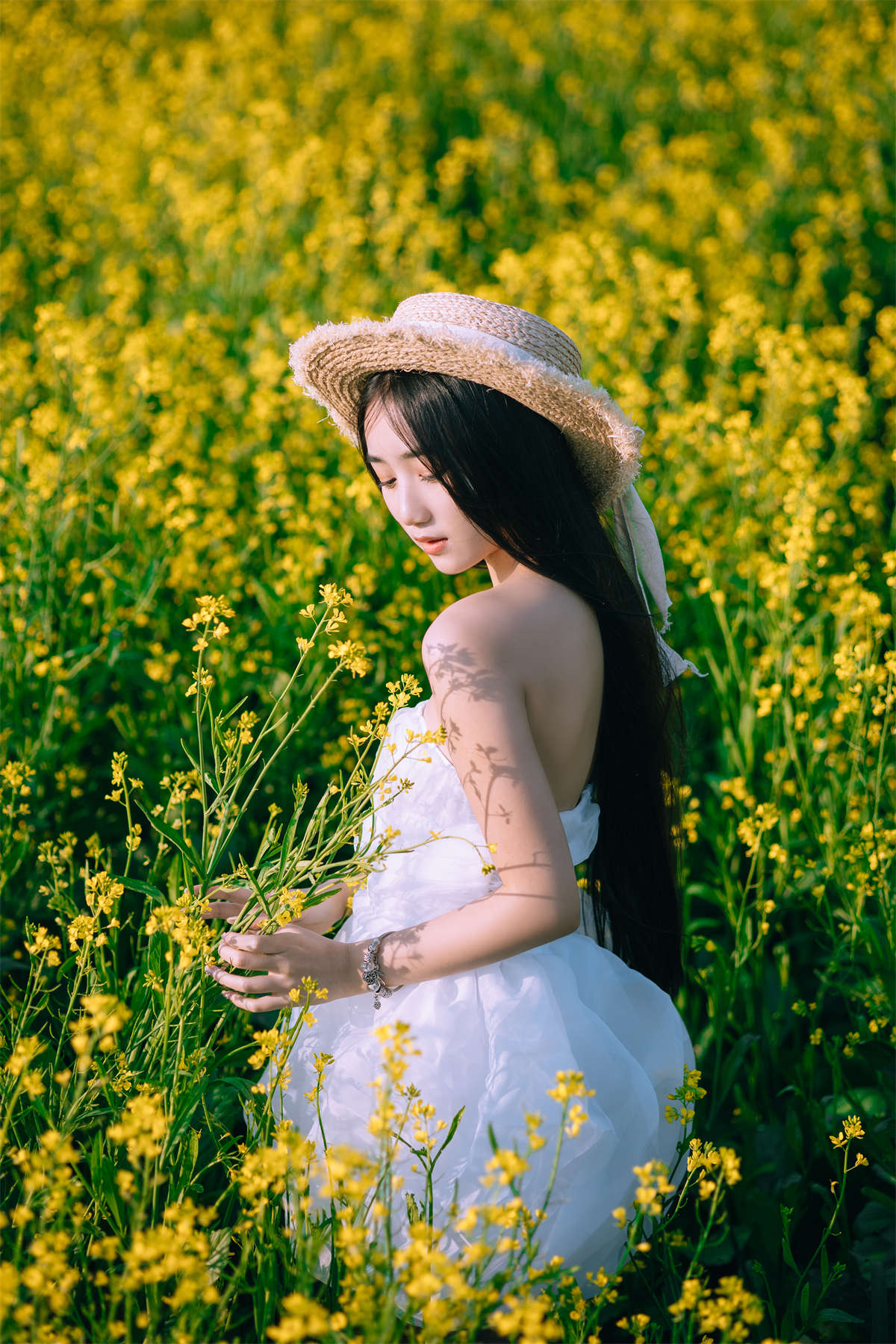 YITUYU艺图语 2023.06.01 少女油菜花写真 异域荷包蛋-日更街拍