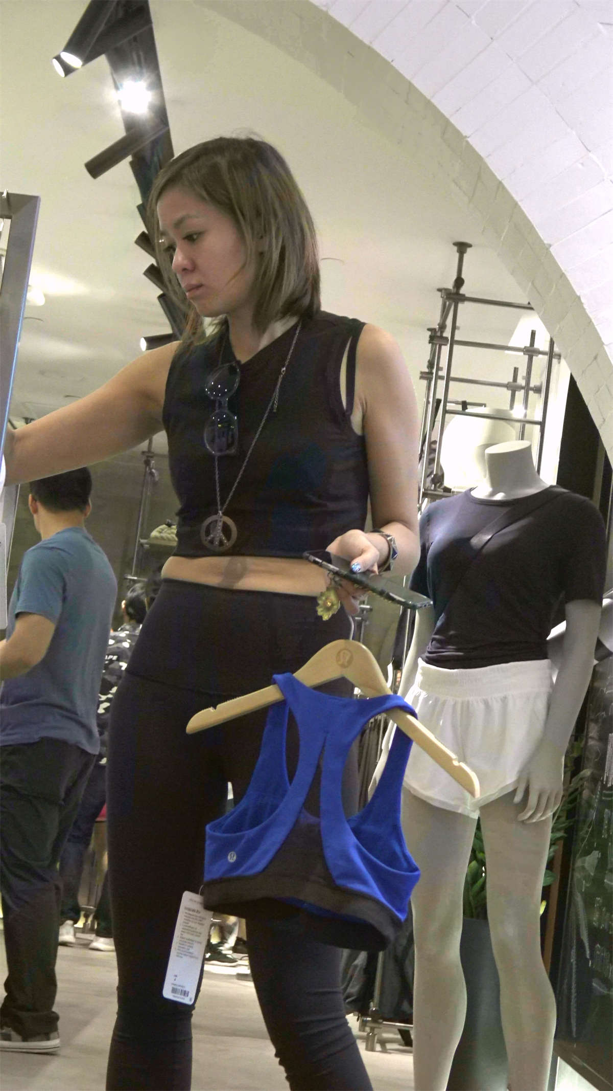 图片[2]-黑色紧身弹力裤纹身美女美腿-日更街拍