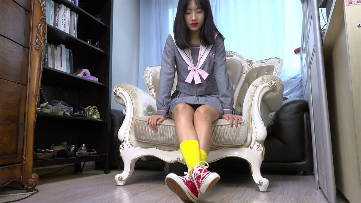 Sexy Asian Girls Feet No.052 雪菲脱掉帆布鞋把脚纹路给你看-日更街拍