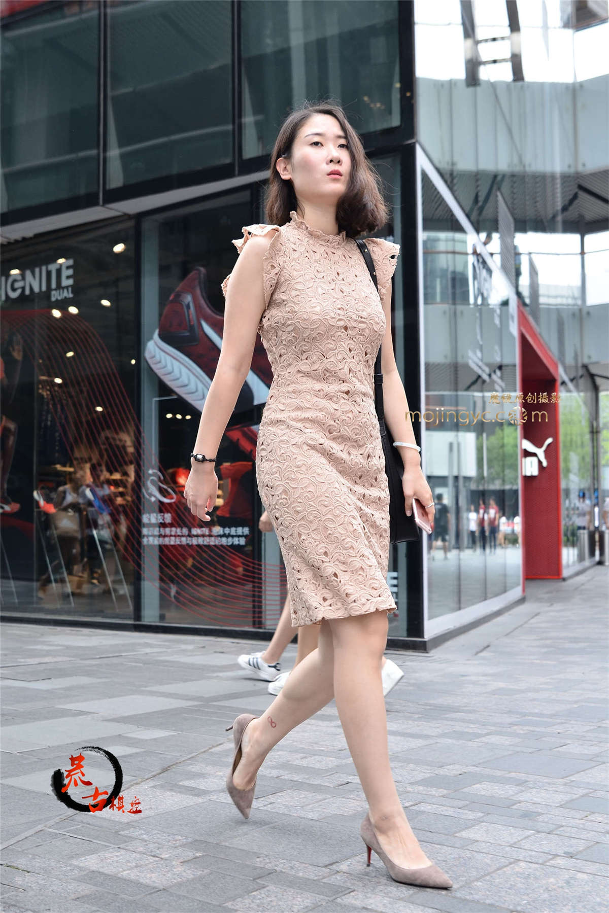 16.09.13 紧身裸色镂空裙-日更街拍