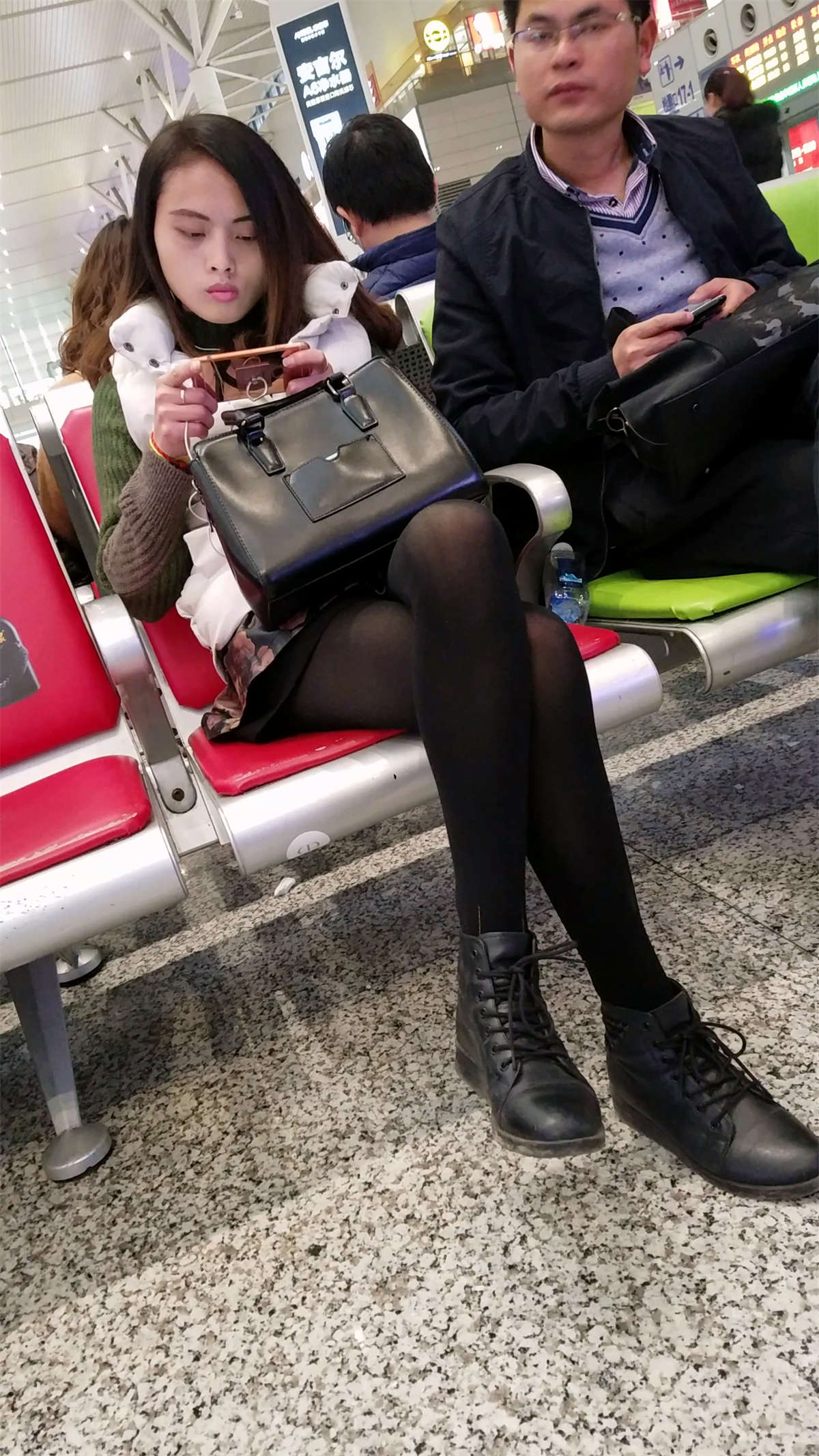 车站拍摄黑色丝袜极品长腿长发少妇-日更街拍