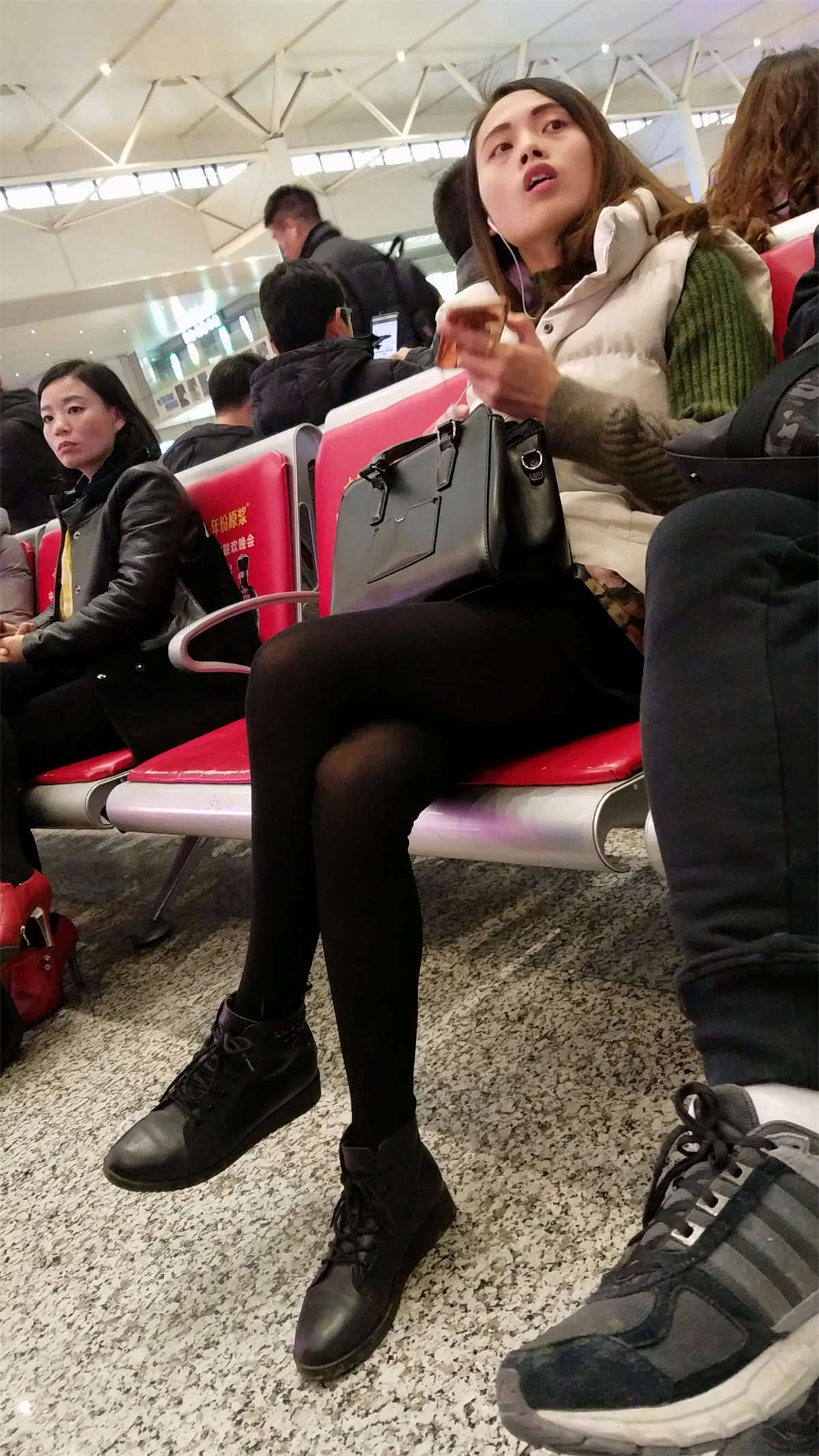 图片[2]-车站拍摄黑色丝袜极品长腿长发少妇-日更街拍