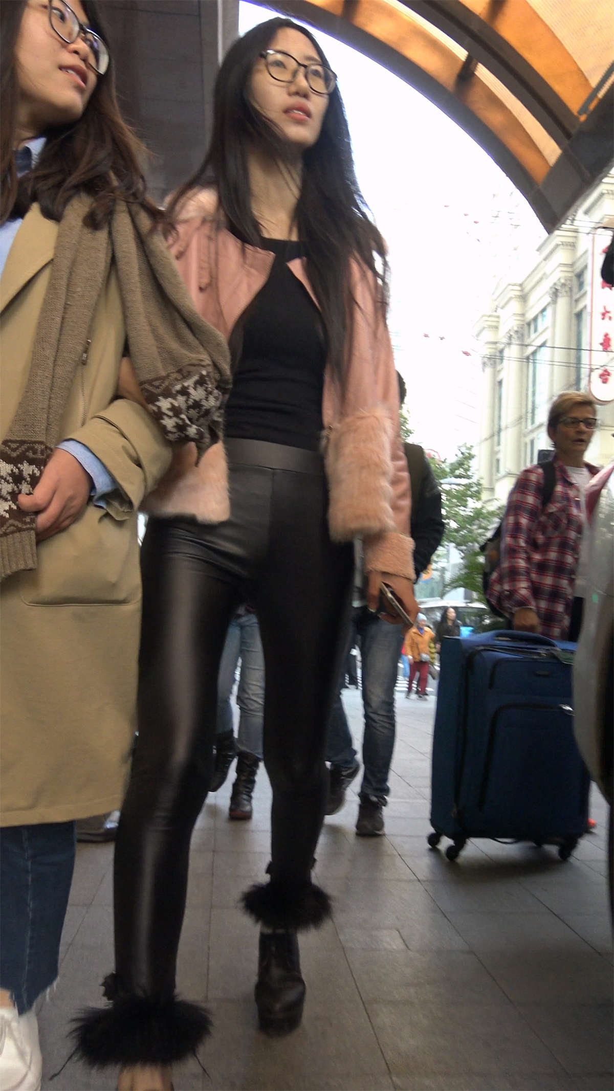 图片[2]-皮裤紧身翘臀眼镜妹-日更街拍