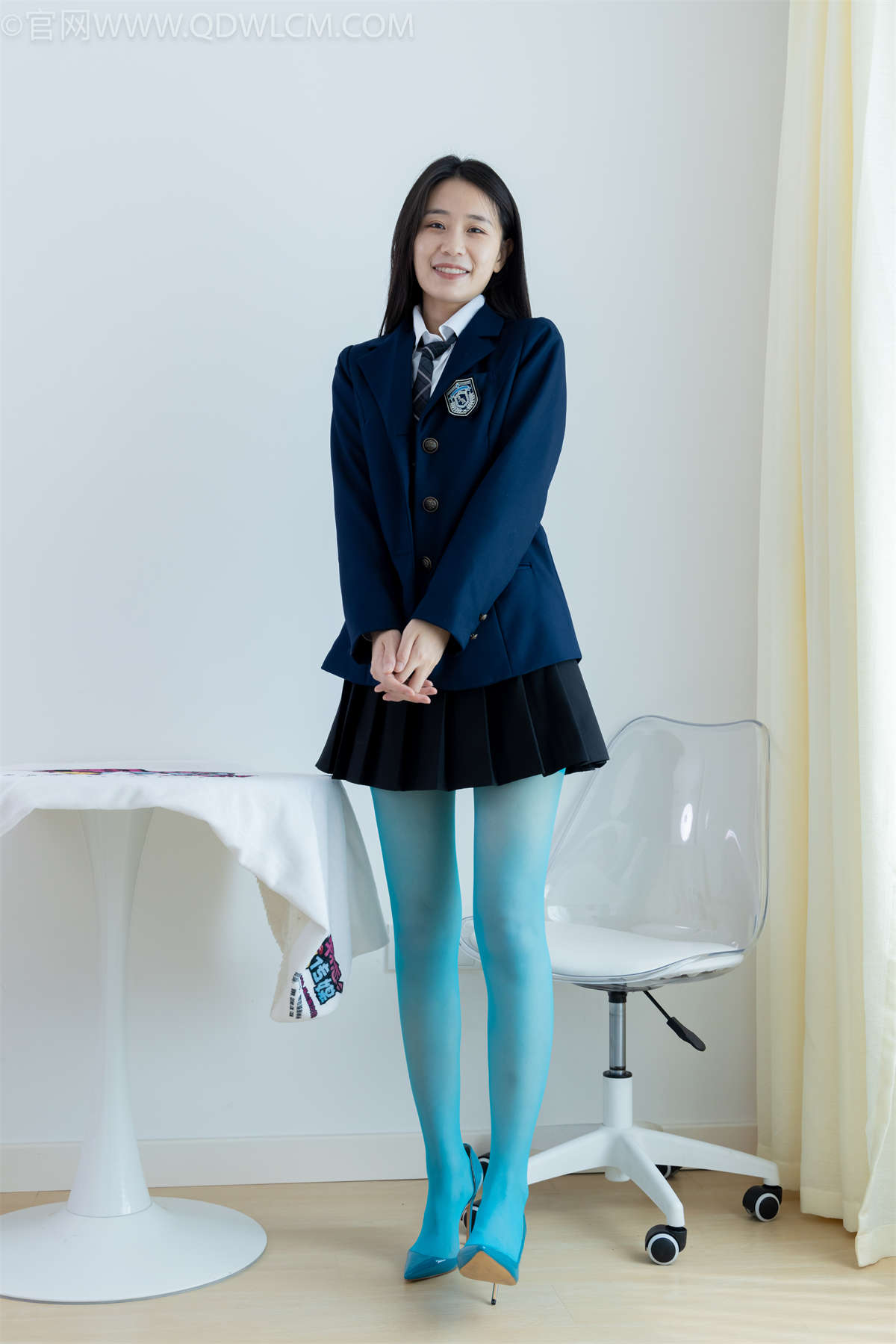 图片[2]-物恋传媒 NO.2269 菜菜-高跟鞋、薄蓝绿色丝（脚尖加固款）、胶带绑脚踝老头乐挠脚剧情-日更街拍