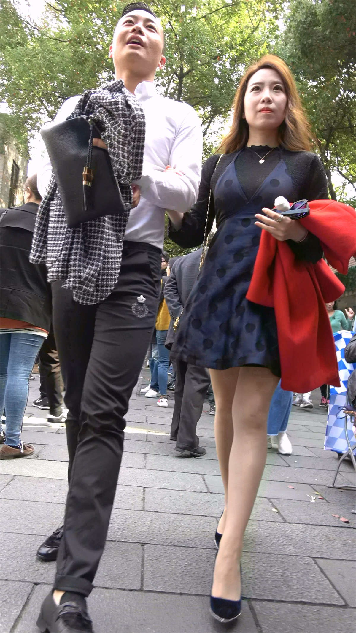 图片[2]-亭亭玉立的连衣裙蓝色高跟鞋美女-日更街拍