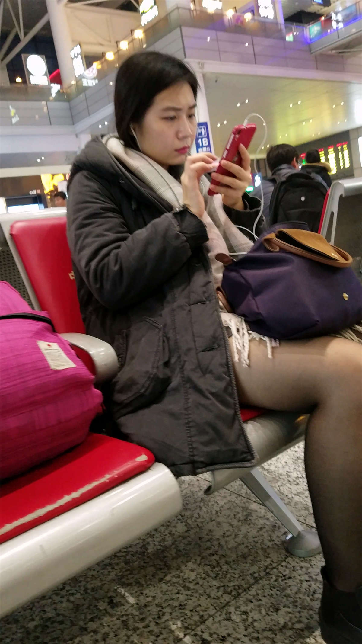 图片[2]-候车的黑丝长发清纯美女-日更街拍