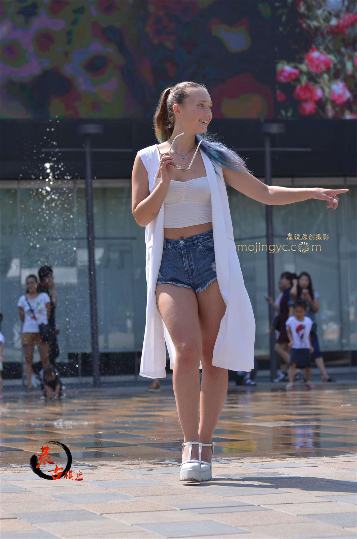 16.9.3 热裤露脐装的洋妹子-日更街拍